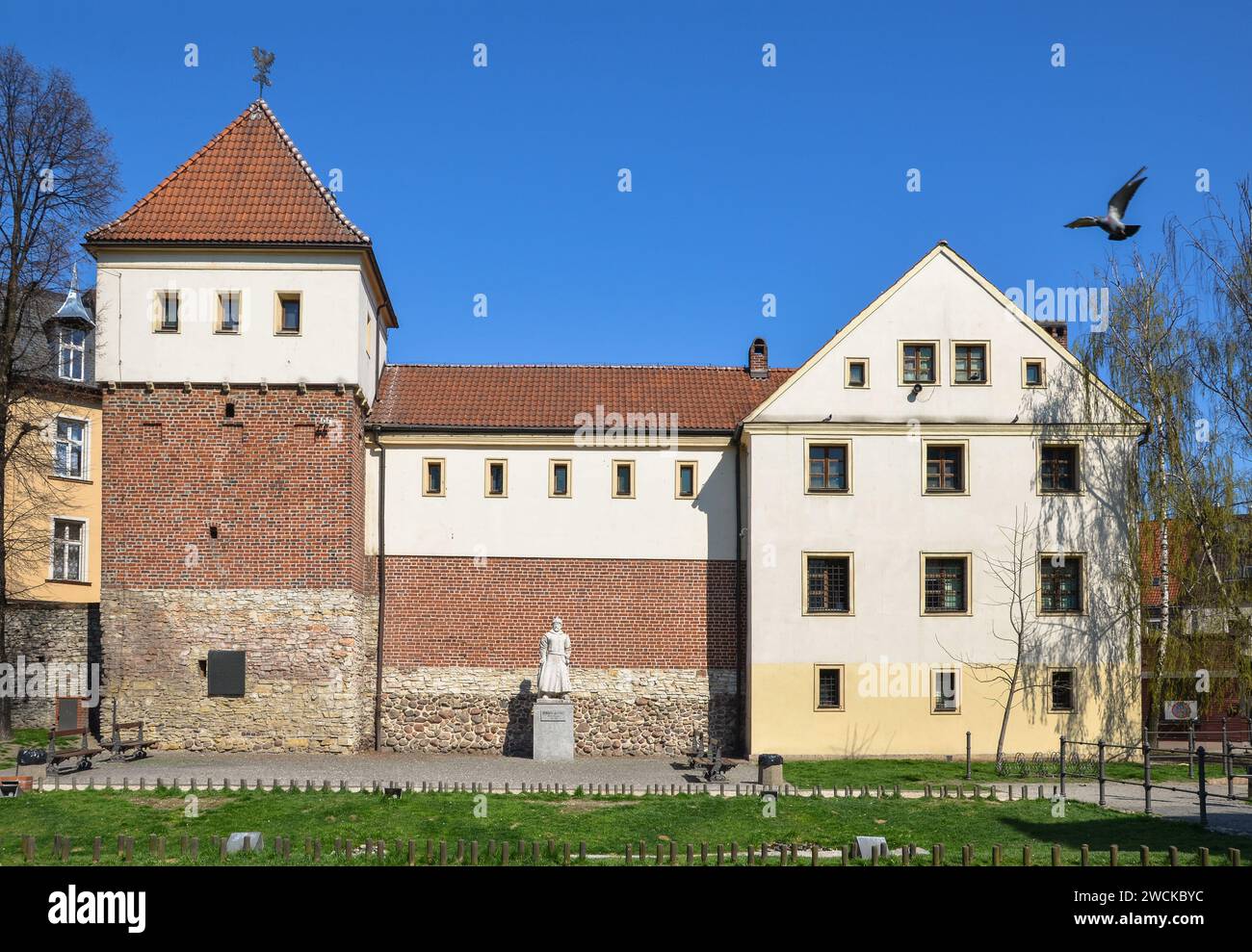 Das Schloss in Gliwice und das Denkmal für den polnischen König Stefan Batory. Stockfoto