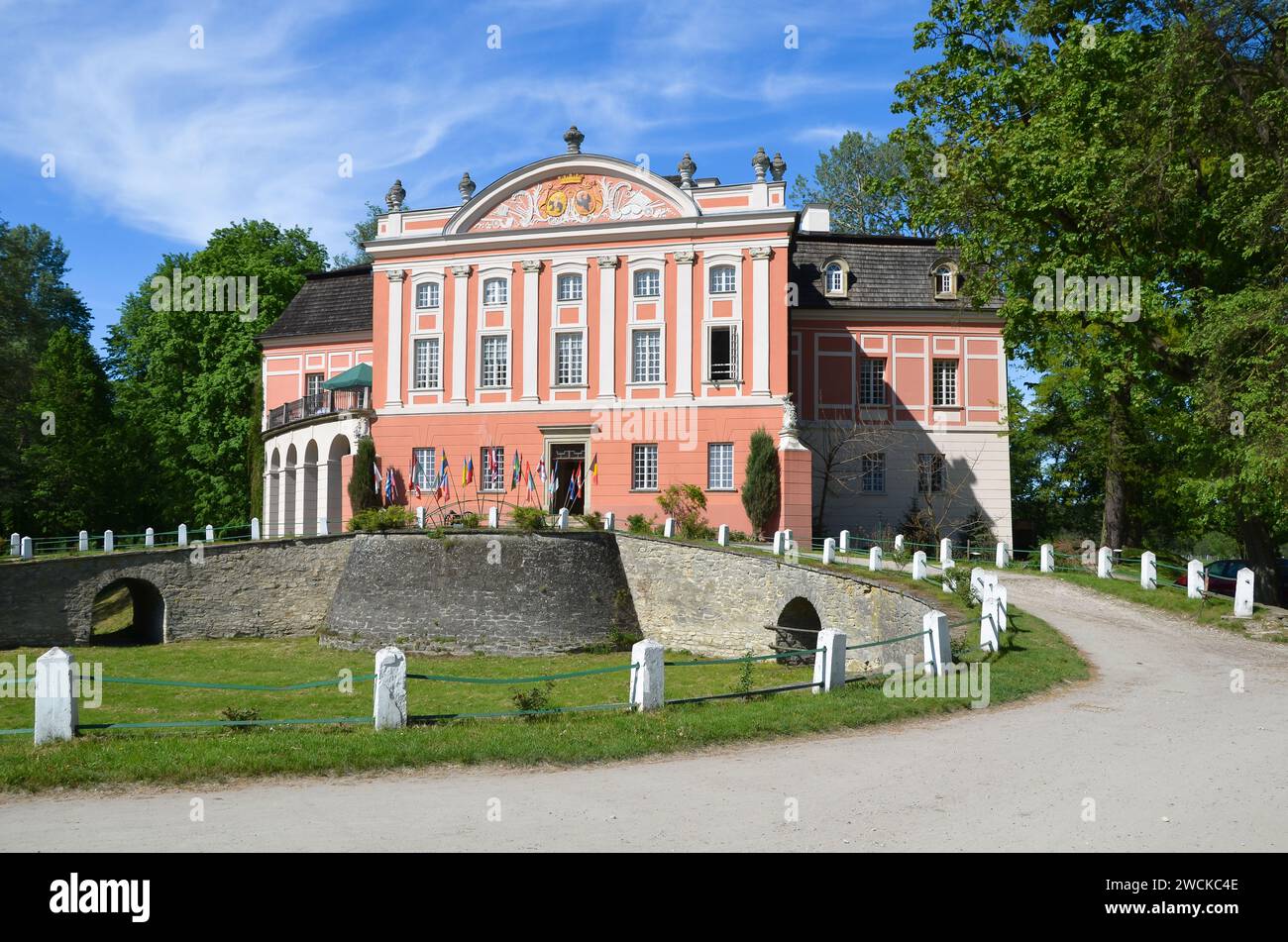 Ritterburg in Kurozweki aus dem 14. Jahrhundert, im 18. Jahrhundert in Polen zu einem barock-klassizistischen Palast umgebaut. Stockfoto