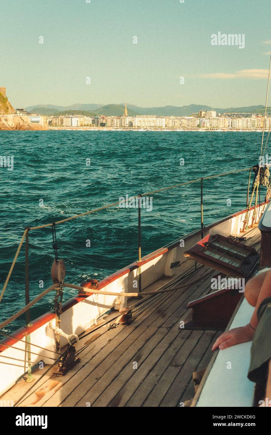 Beschreibung: Ein kleines Segelboot mit zwei Decks und einer winzigen Insel im Hintergrund Stockfoto