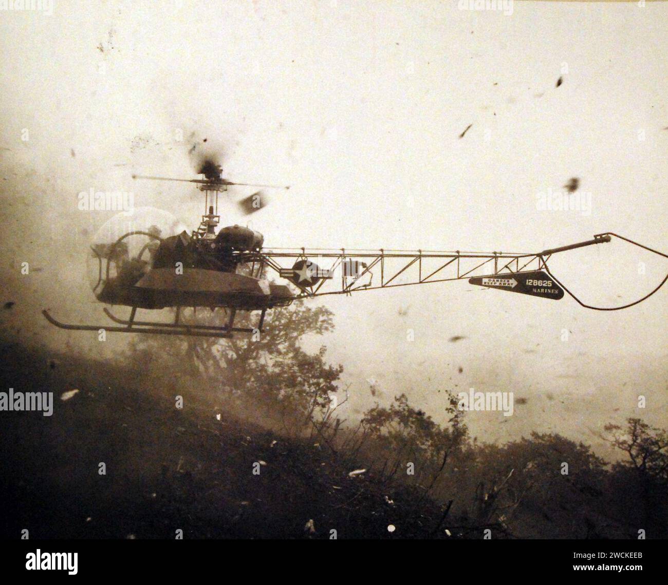 Ein verwundeter Marine wird am 4. Juni 1951 in einer Liege an einem HTL-Hubschrauber vom Berg Kari San evakuiert. Stockfoto