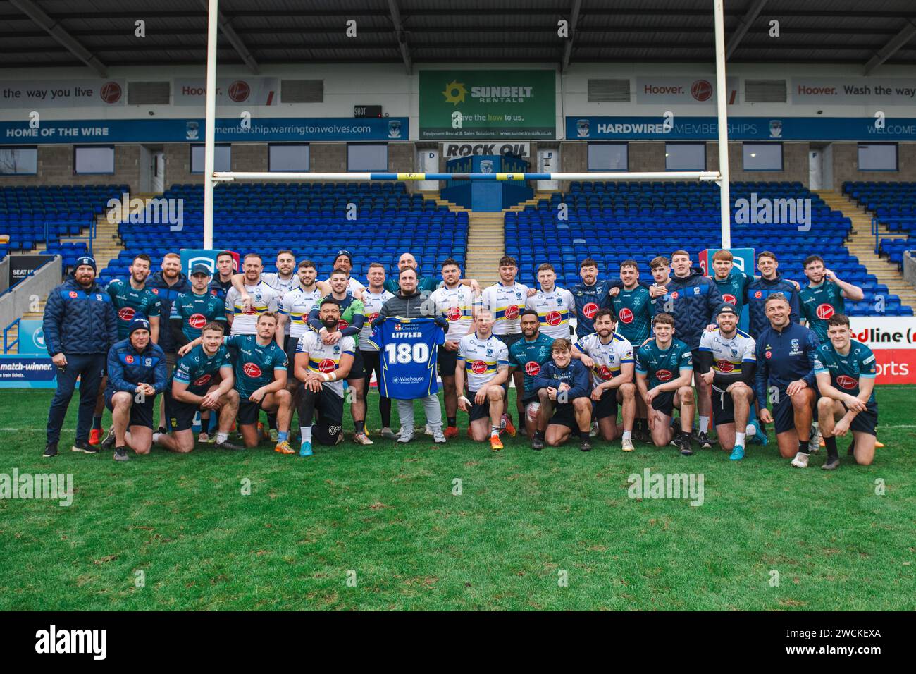 Luke Litttler besucht das Halliwell Jones Stadium und wird während des Trainings von Sam Burgess und Warrington Wolves begrüßt Stockfoto