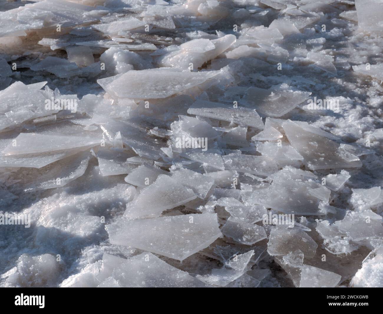 Gebrochener Winter-Meereis-Riss aus der Nähe Stockfoto