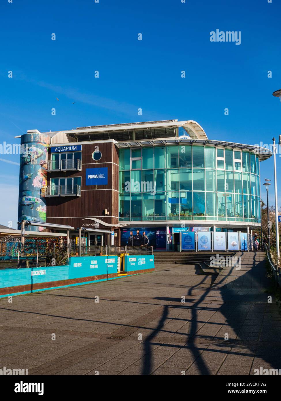 Westfassade des National Marine Aquarium, Sutton Harbour, Plymouth bei Sonnenschein im Januar. Stockfoto
