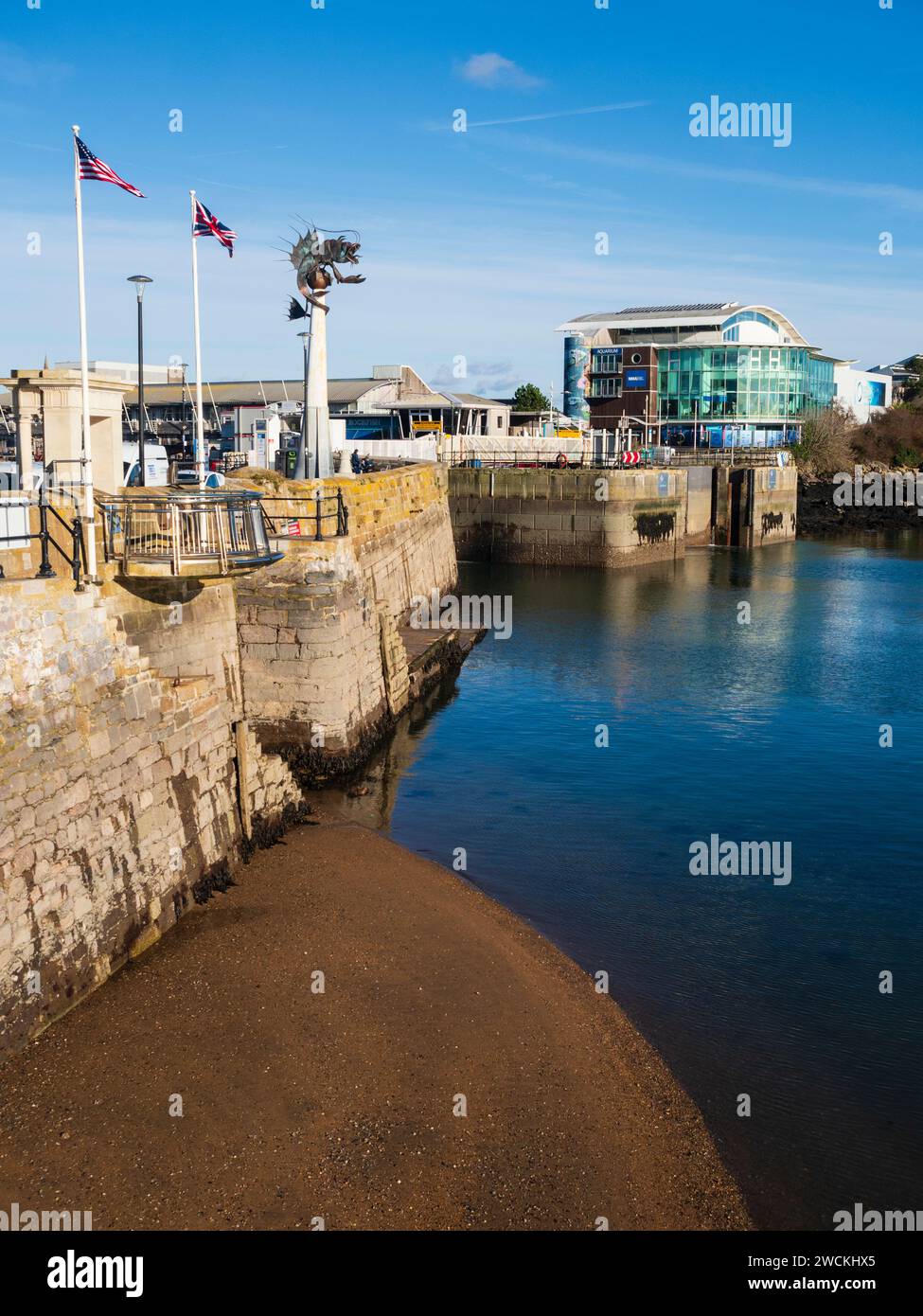 Mayflower Steps Balkon, Barbican Garnelen Skulptur und National Marine Aquarium vor Sutton Harbour, Plymouth Stockfoto