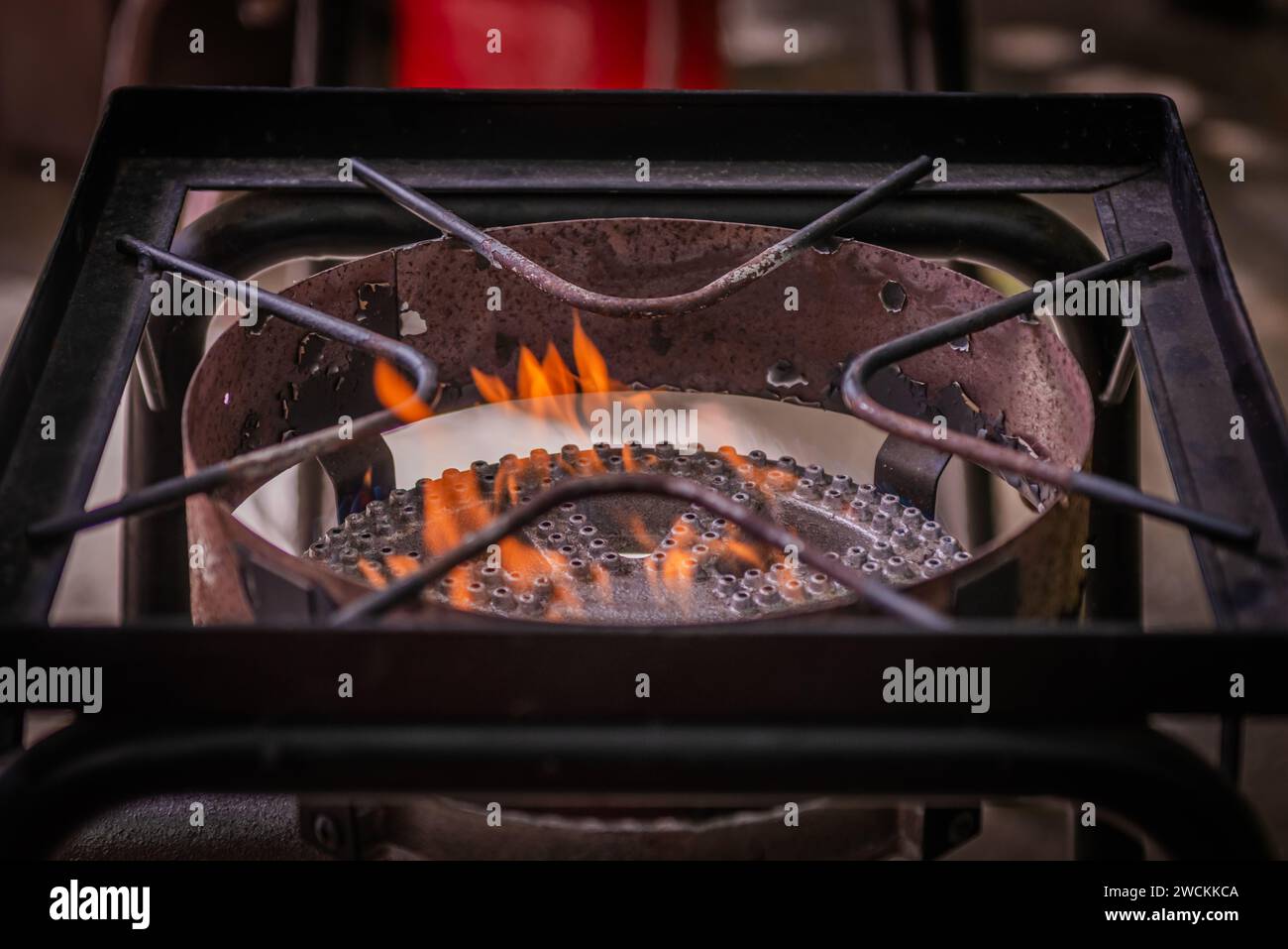 Gasbrenner im Freien beleuchtet mit Flammen Stahl rostiges Campingwerkzeug Stockfoto