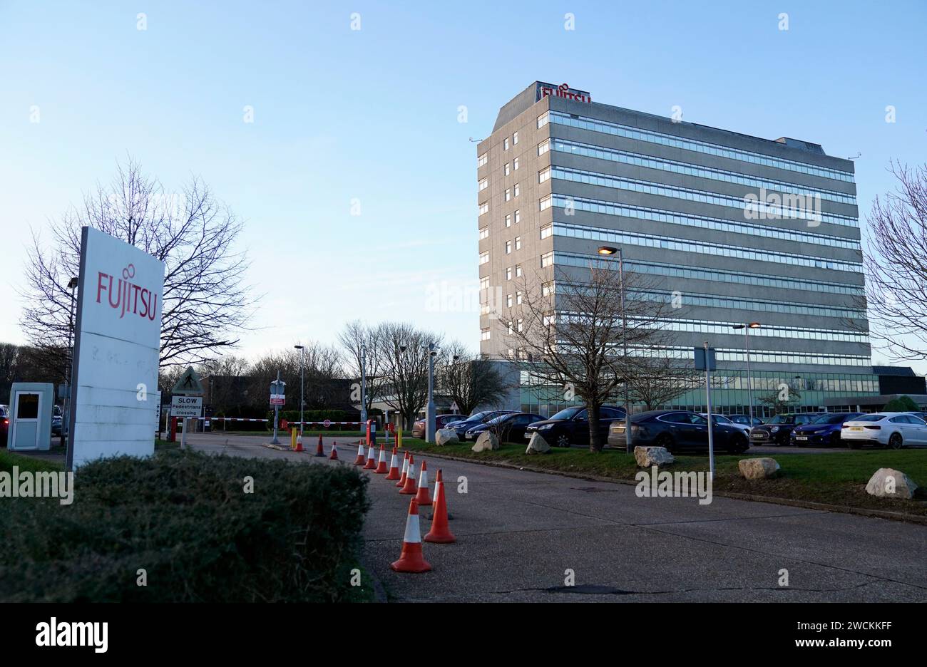 Fujitsu UK Hauptsitz in Bracknell. Fujitsu hat sich bei Postmastern entschuldigt, die aufgrund von Fehlern in seiner Horizon-IT-Software zu Unrecht verurteilt wurden, und zugegeben, dass es eine „moralische Verpflichtung“ habe, zur Entschädigung beizutragen. Mehr als 700 Filialmanager der Post Office wurden verurteilt, nachdem Fujitsu mit seiner fehlerhaften Buchhaltungssoftware Horizon den Eindruck erweckt hatte, dass Geld in ihren Geschäften fehlte. Bilddatum: Dienstag, 16. Januar 2024. Stockfoto