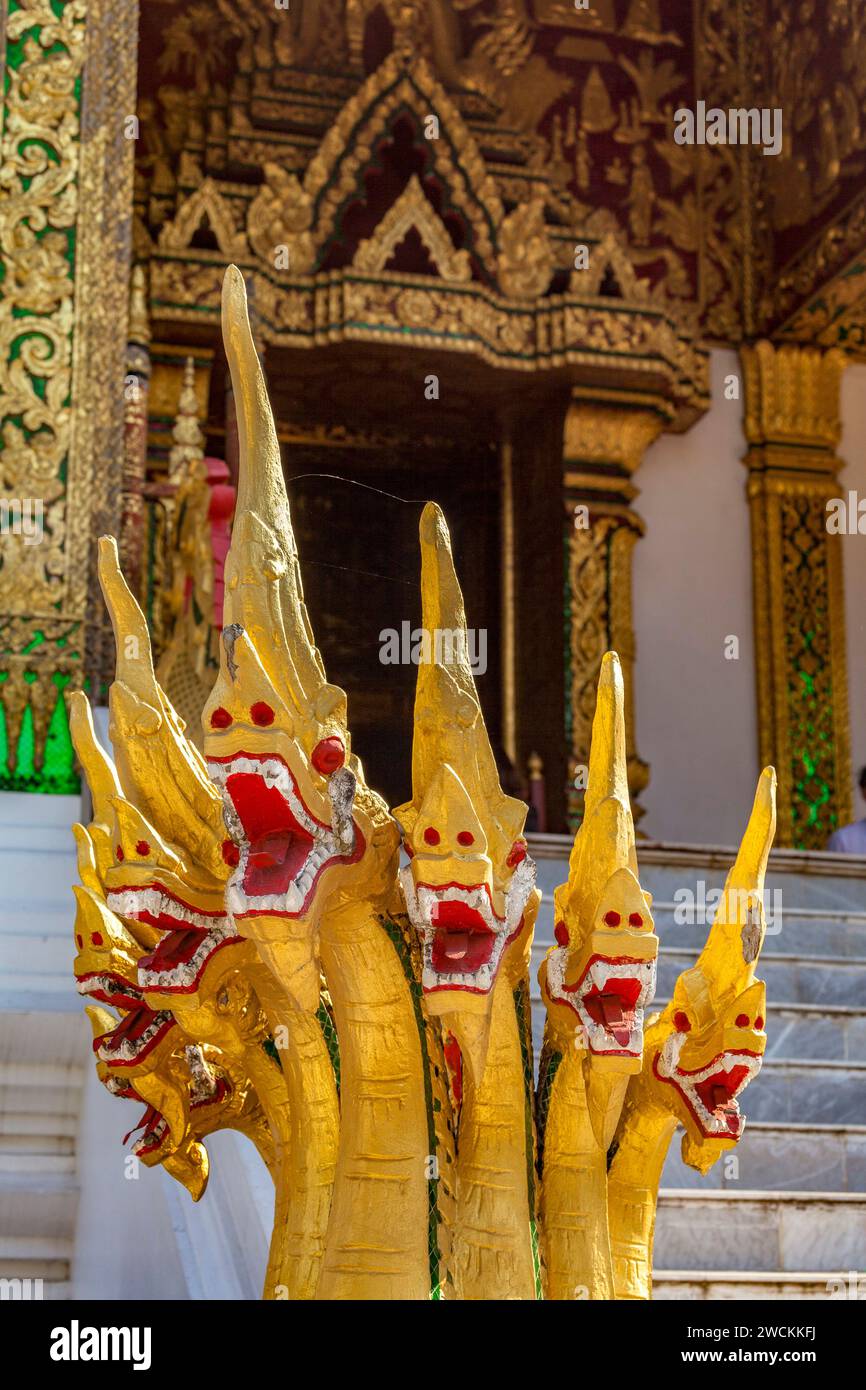 Die siebenköpfige Naga bewacht den Eingang zum Königlichen Palasttempel (Haw Pha Bang), der zur Unterbringung der heiligen Buddha-Statue in Luang Prabang, Laos, gebaut wurde Stockfoto
