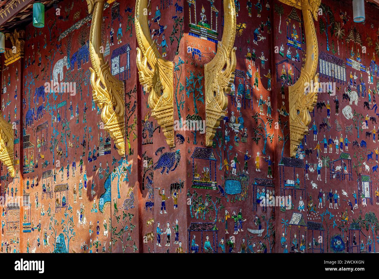 Außenwand der Tripitaka Bibliothek in Wat Xieng Thong, bedeckt mit mehrfarbigen Glasmosaiken, Luang Prabang, Laos Stockfoto