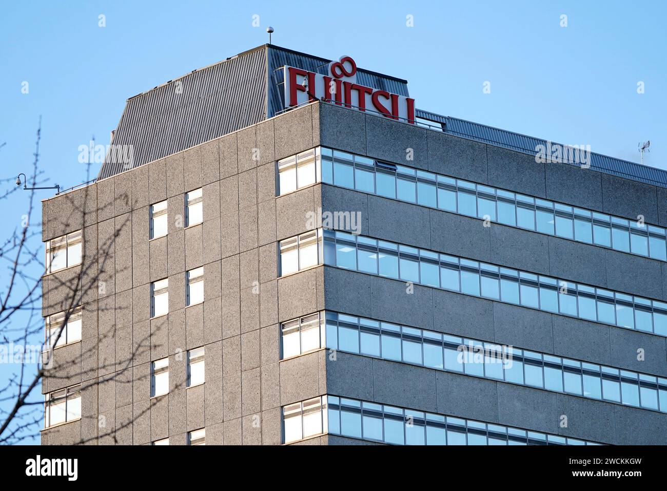 Fujitsu UK Hauptsitz in Bracknell. Fujitsu hat sich bei Postmastern entschuldigt, die aufgrund von Fehlern in seiner Horizon-IT-Software zu Unrecht verurteilt wurden, und zugegeben, dass es eine „moralische Verpflichtung“ habe, zur Entschädigung beizutragen. Mehr als 700 Filialmanager der Post Office wurden verurteilt, nachdem Fujitsu mit seiner fehlerhaften Buchhaltungssoftware Horizon den Eindruck erweckt hatte, dass Geld in ihren Geschäften fehlte. Bilddatum: Dienstag, 16. Januar 2024. Stockfoto