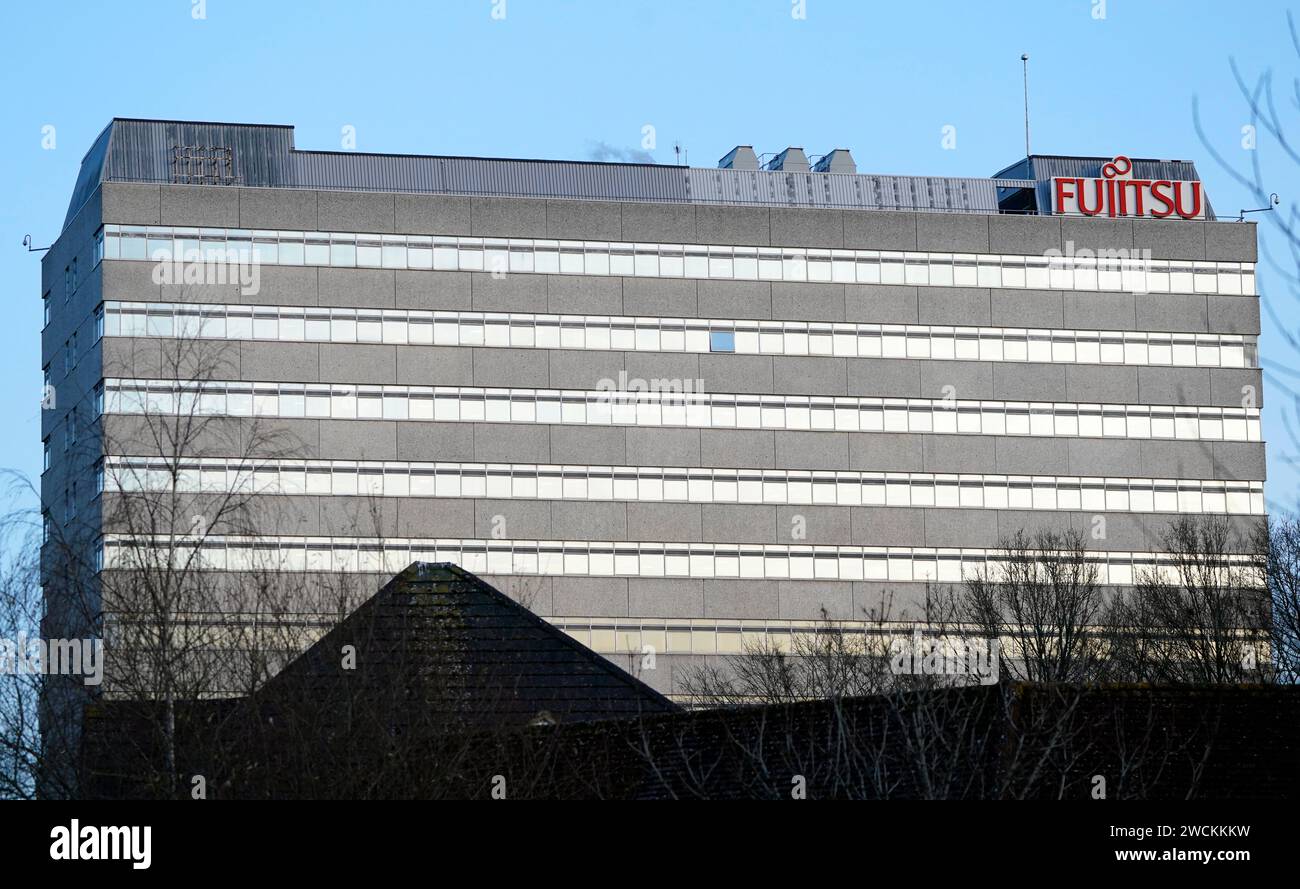 Fujitsu UK Hauptsitz in Bracknell. Fujitsu hat sich bei Postmastern entschuldigt, die aufgrund von Fehlern in seiner Horizon-IT-Software zu Unrecht verurteilt wurden, und zugegeben, dass es eine „moralische Verpflichtung“ habe, zur Entschädigung beizutragen. Mehr als 700 Filialmanager der Post Office wurden verurteilt, nachdem Fujitsu mit seiner fehlerhaften Buchhaltungssoftware Horizon den Eindruck erweckt hatte, dass Geld in ihren Geschäften fehlte. Bilddatum: Dienstag, 16. Januar 2024. Stockfoto
