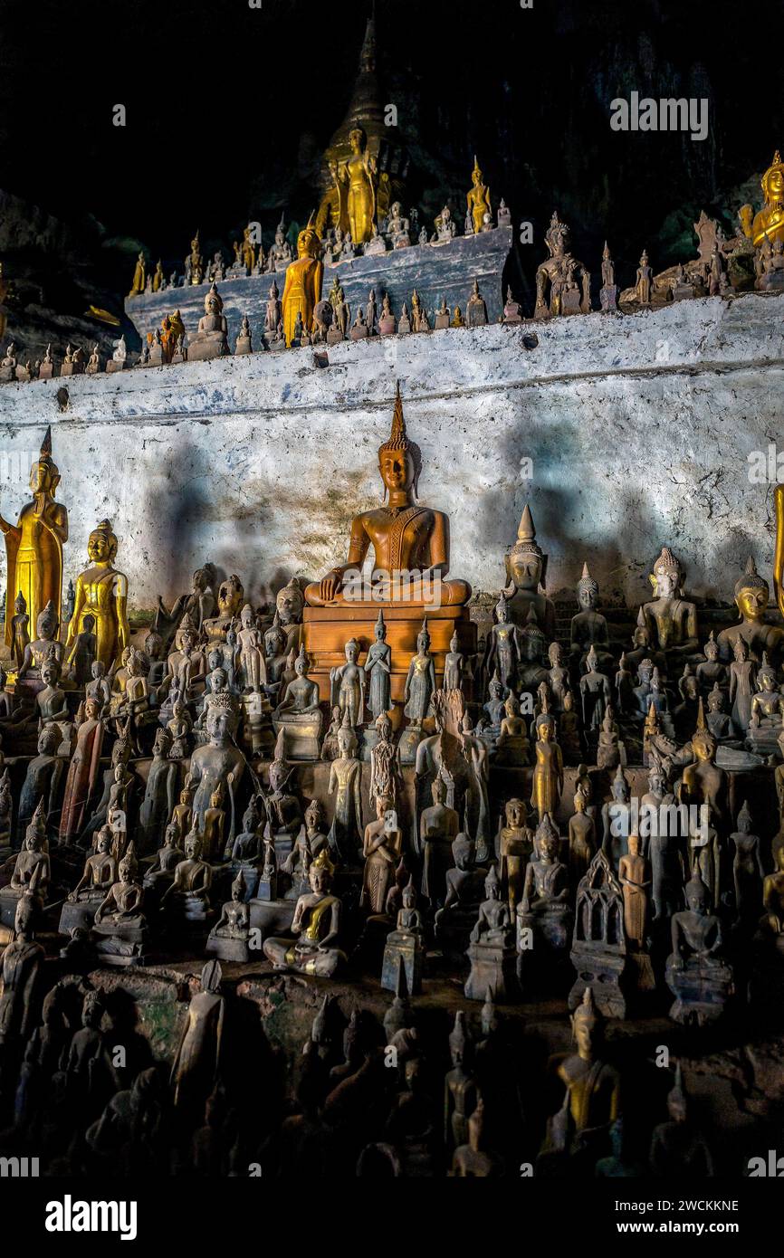 Zahlreiche kleine Buddha-Statuen in den Höhlen von Pak Ou, in der Nähe von Luang Prabang, Laos Stockfoto