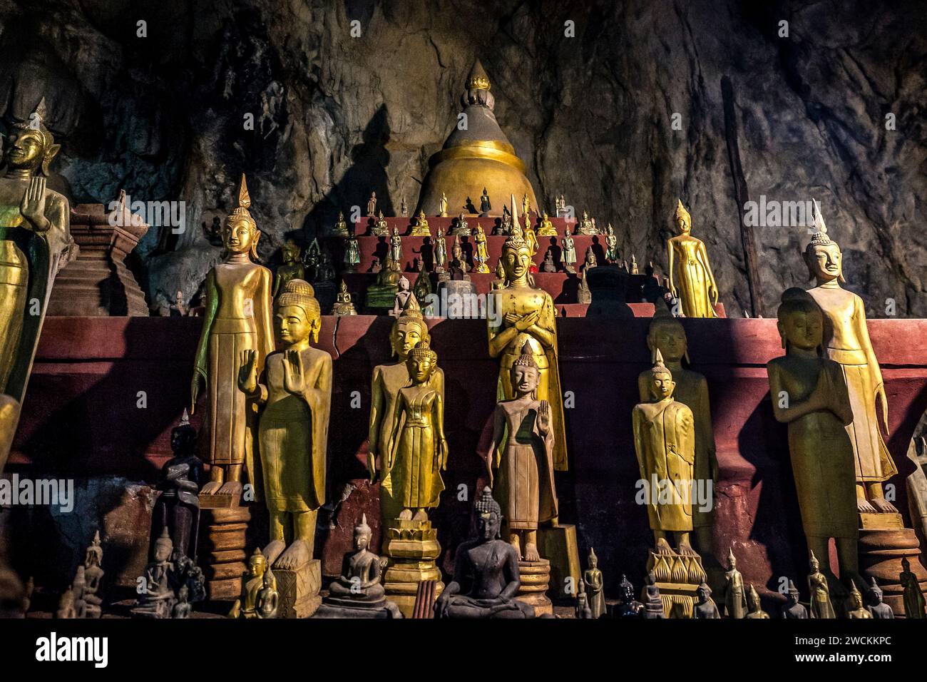 Zahlreiche kleine Buddha-Statuen in den Höhlen von Pak Ou, in der Nähe von Luang Prabang, Laos Stockfoto