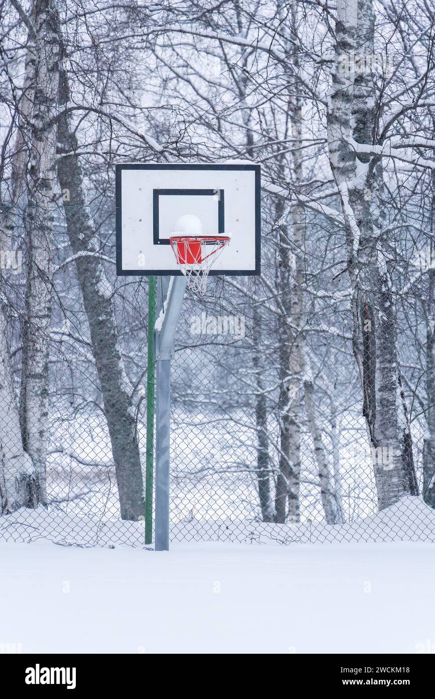 Basketballplatz im Freien, im Winter mit Schnee bedeckt, Finnland. Stockfoto
