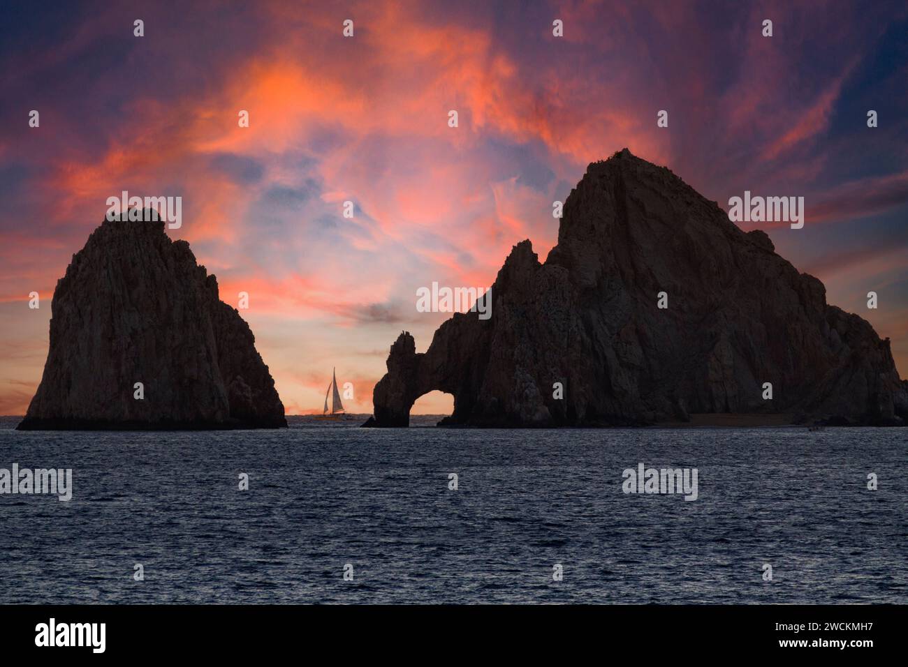 Segeln mit El Arco bei Sonnenuntergang, Cabo San Lucas, Baja California Sur, Mexiko Stockfoto