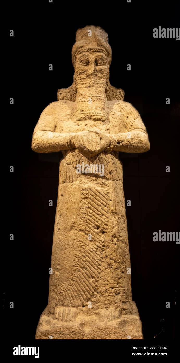 Kalksteinstatue von NABU, Gott der Weisheit und des Wissens. NABU-Tempel in der Stadt Nimrud (altes Kalhu), heute im Irak Museum, Bagdad, Irak Stockfoto