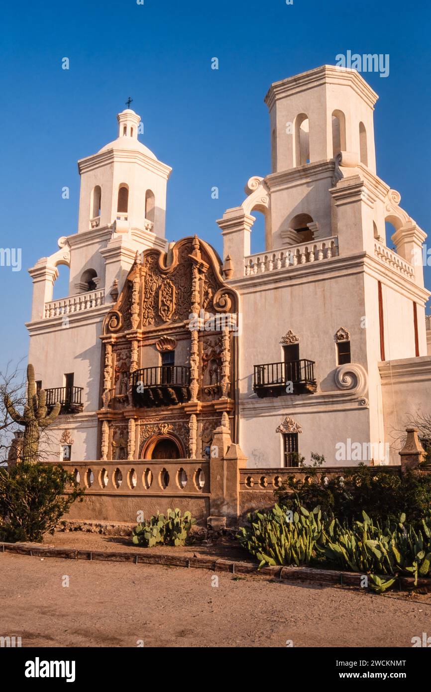 Mission San Xavier del Bac, Tucson Arizona. Erbaut im Barockstil mit maurischer und byzantinischer Architektur. Stockfoto