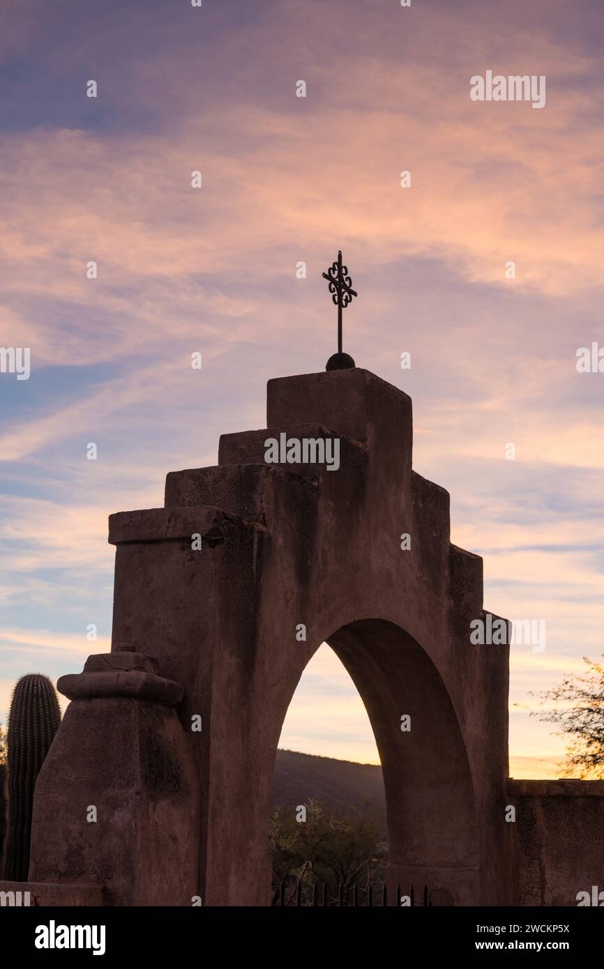 Ein bogenförmiges Tor und ein Metallkreuz in Mission San Xavier del Bac, Tucson Arizona. Stockfoto