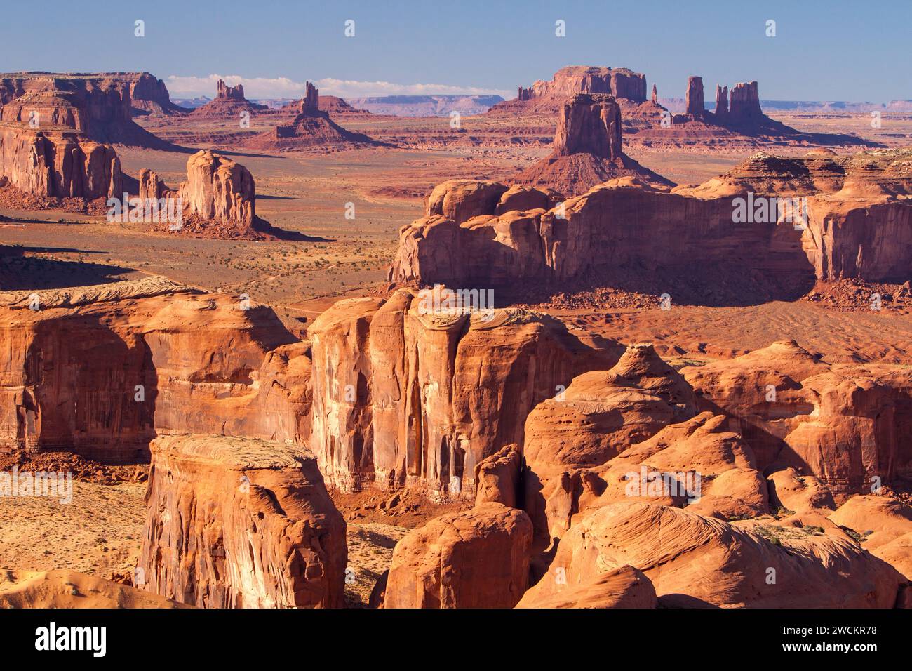 Tele-Ansicht des Monument Valley von Hunt's Mesa im Monument Valley Navajo Tribal Park in Arizona. Stockfoto