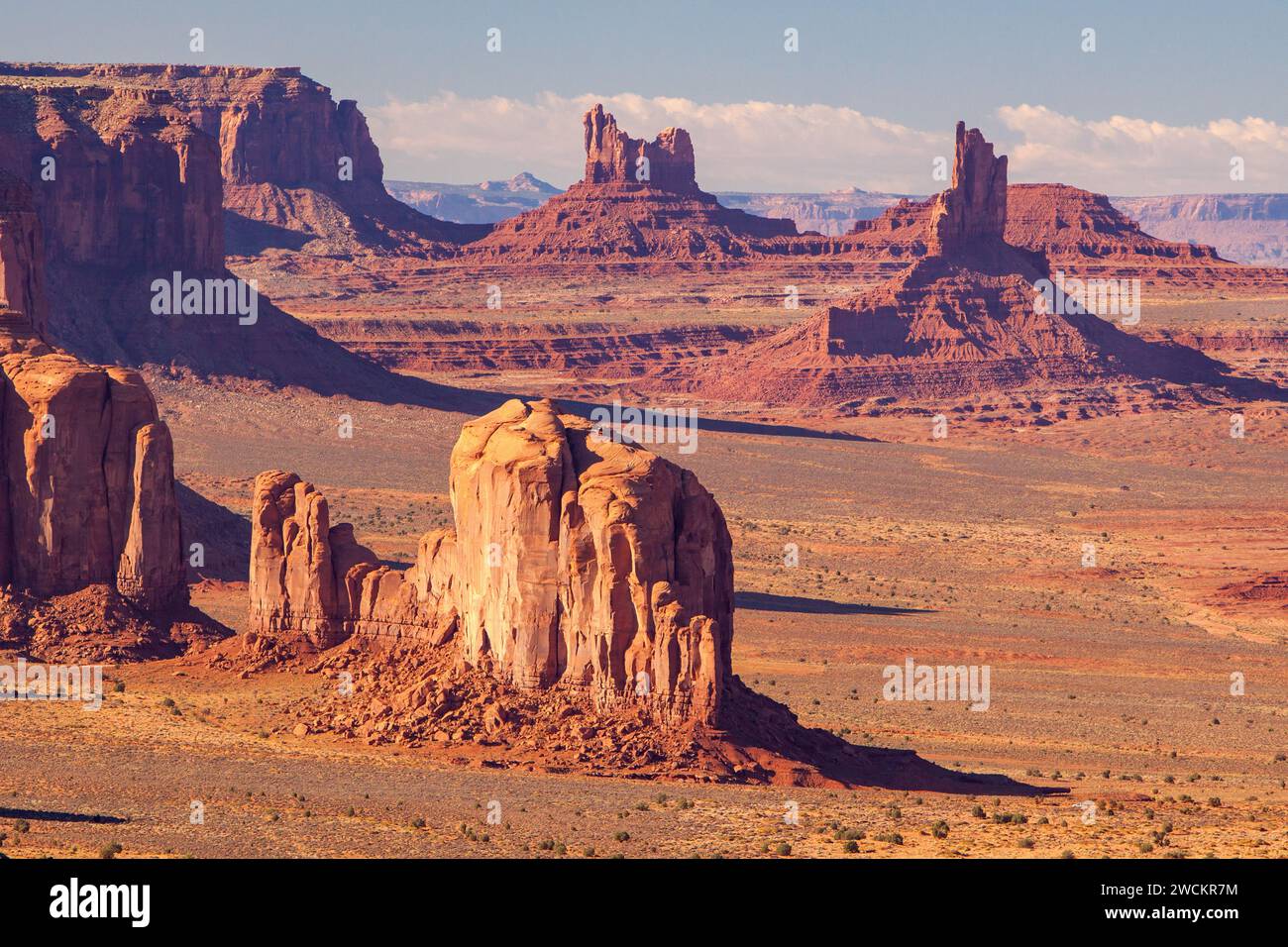Tele-Ansicht des Monument Valley von Hunt's Mesa im Monument Valley Navajo Tribal Park in Arizona. Stockfoto