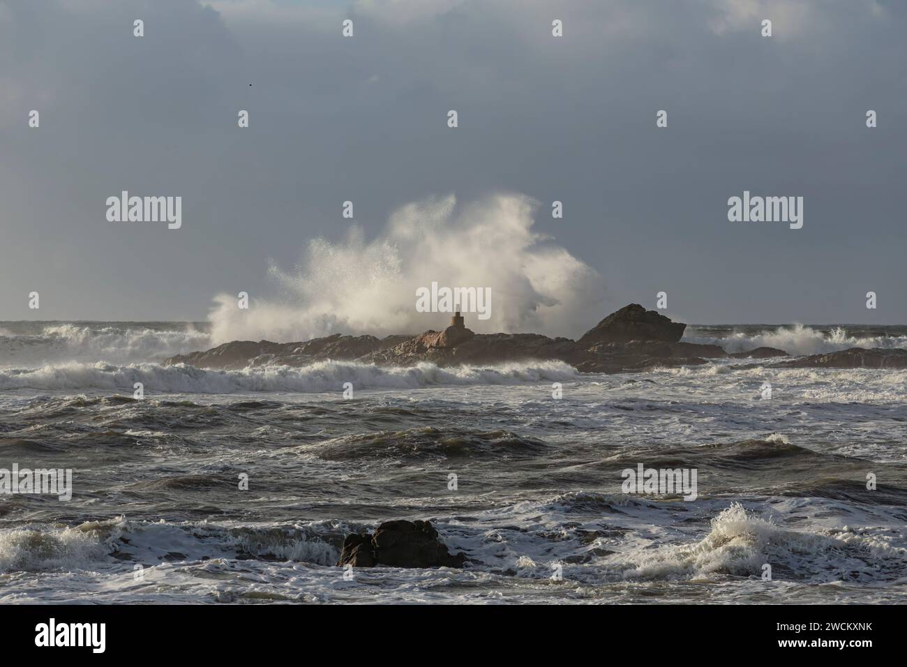 Dramatische stürmische Wellen, nordportugiesische Küste. Stockfoto