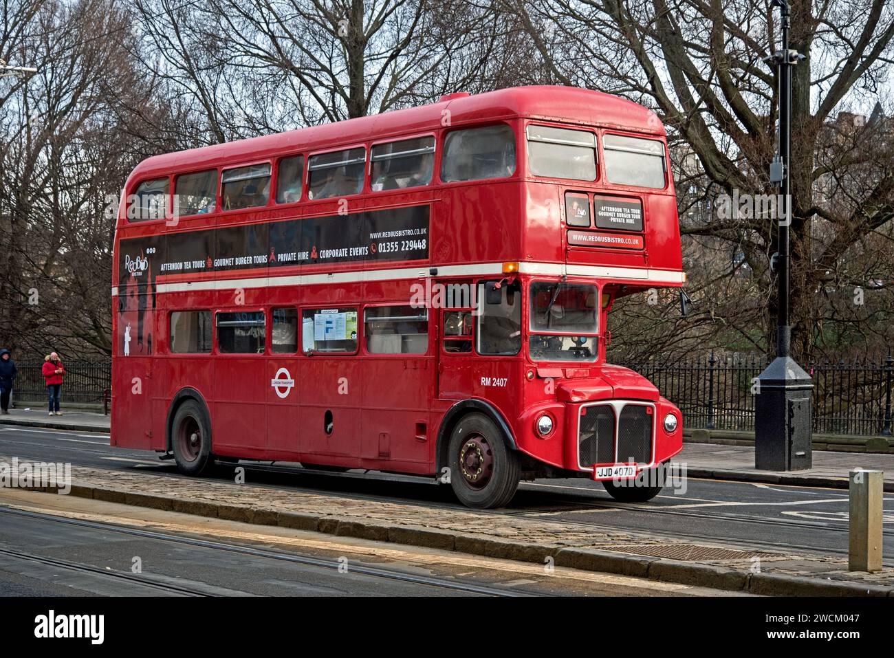 Der Red London Bus wurde als Gourmet Red Bus Tour Tour auf der Princes Street, Edinburgh, Schottland, Großbritannien umfunktioniert. Stockfoto