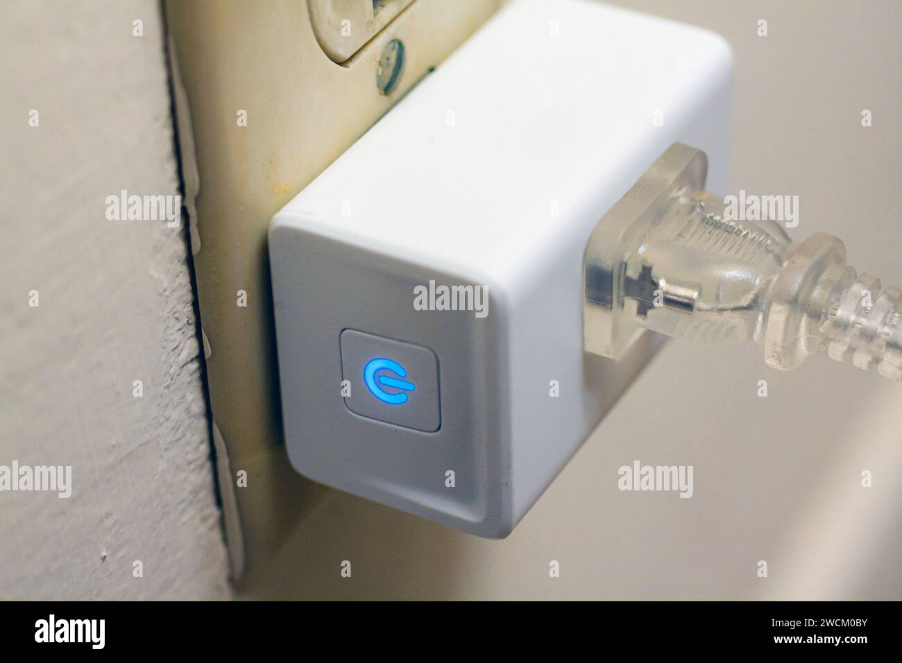 Intelligenter Stecker an eine Steckdose angeschlossen Stockfoto
