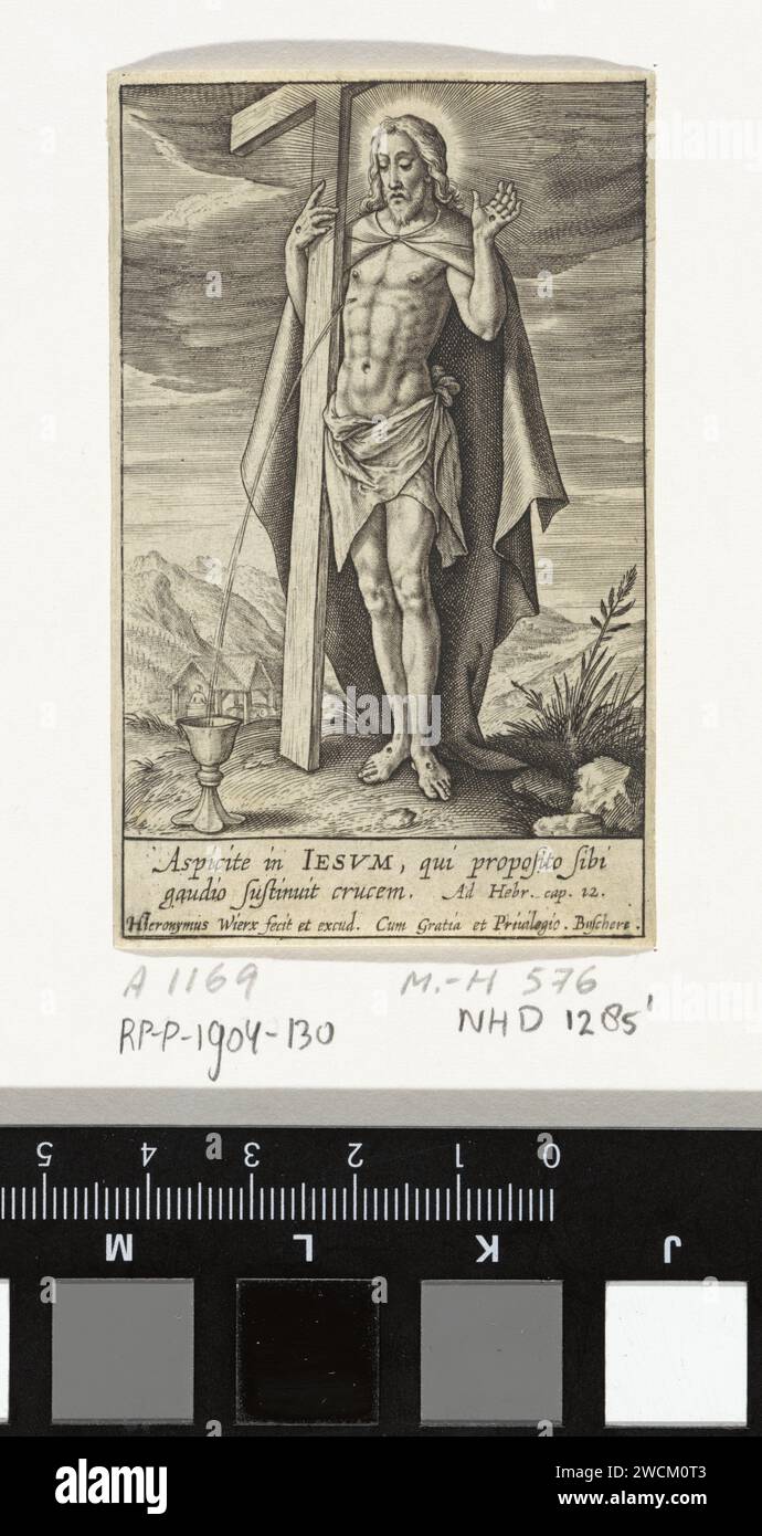 Christi Blut fließt in Miskelk, Hieronymus Wierix, 1563 – vor 1619 Druck steht Christus neben dem Kreuz. Das Blut fließt von der Wunde an der Seite in einen Kelch. Im Hintergrund eine Weinpresse. Ein bidirektionales Bibelzitat am Rand. 12 lateinisch. Antwerpener Papier, das Blut aus Christi Wunden graviert Stockfoto