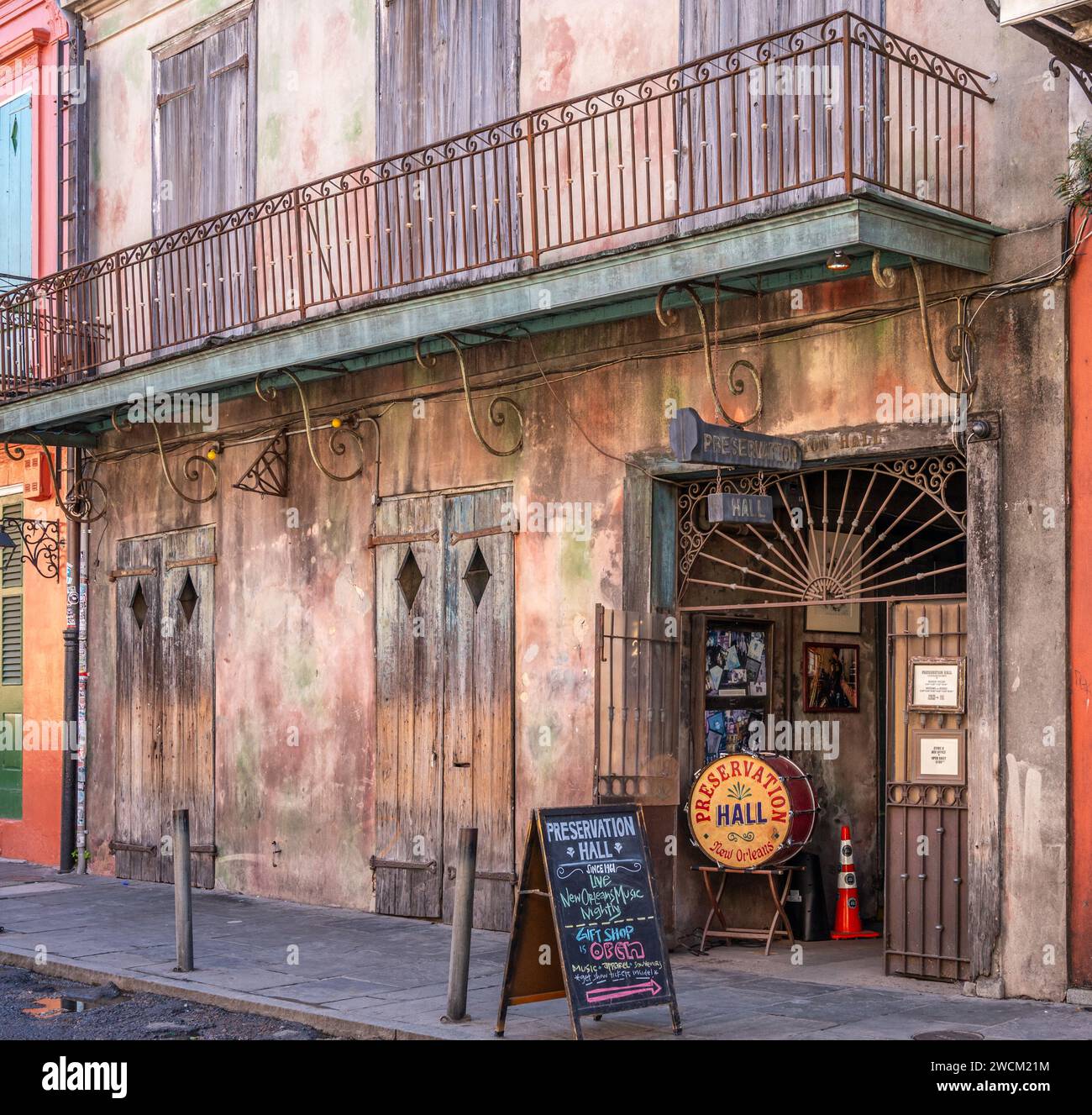 Die Konservierungshalle ist eine historische Musikstätte im French Quarter, in der traditioneller New Orleans Jazz aufbewahrt wird. New Orleans, Louisiana, USA. Stockfoto