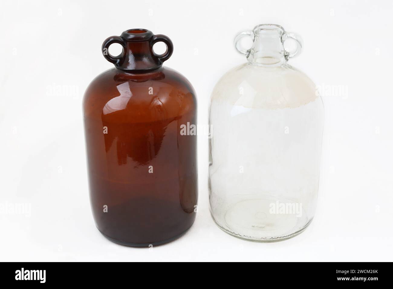 Ein großer brauner und transparenter Glasdemijohn, der für die Gärung von Getränken verwendet wird Stockfoto