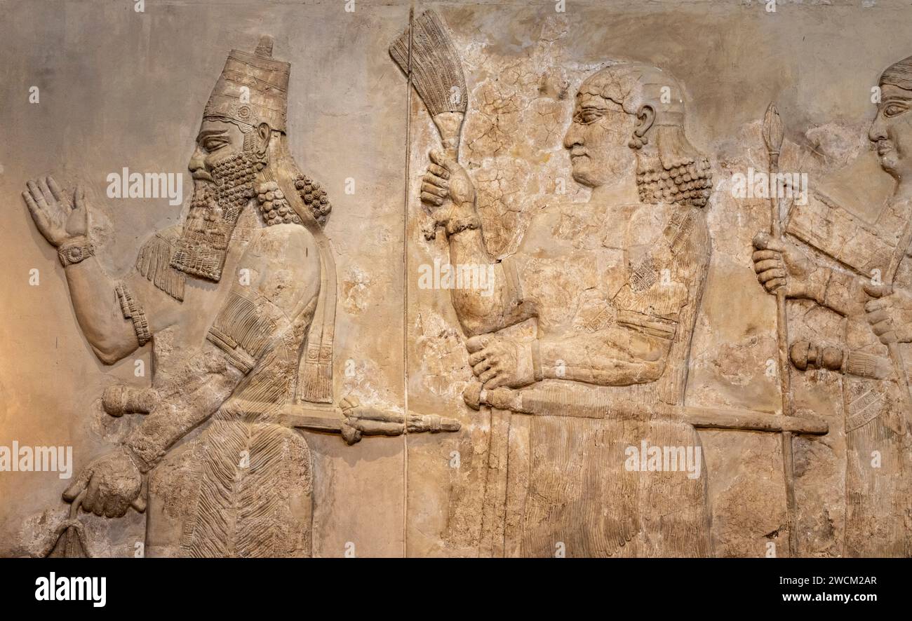 Geschnitztes Steinrelief von König Sargon in Prozession, Assyrischer Palast von Dur-Sharrukin, Chorsabad, Irak, jetzt im Irak Museum, Bagdad, Irak Stockfoto