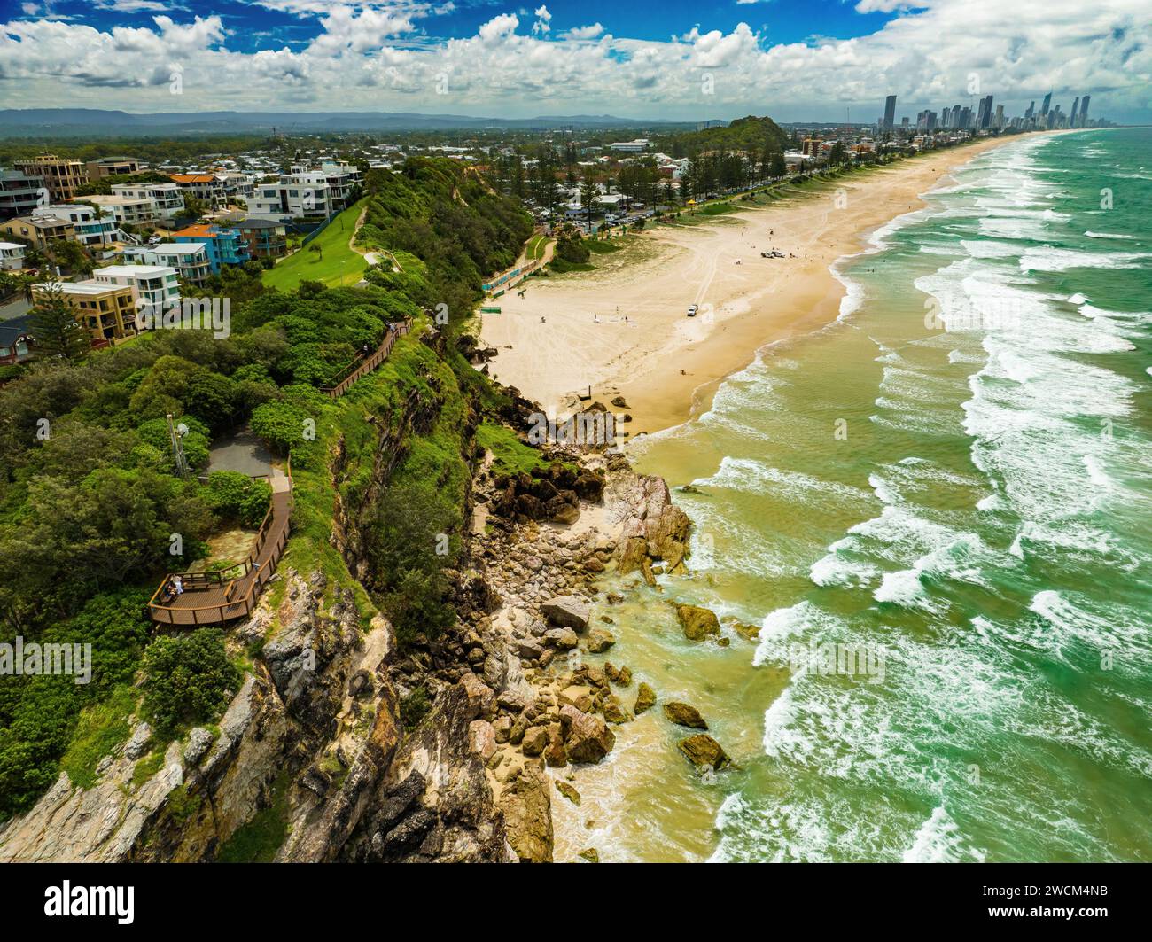 Blick aus der Vogelperspektive auf den Gold Coast Beach und die atemberaubende Weite des Ozeans und der Küste Stockfoto