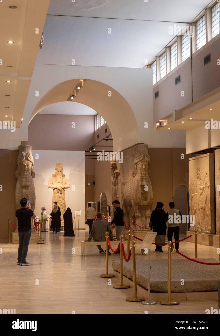 Geschnitzte Steinreliefs aus dem assyrischen Palast von Dur-Sharrukin („Festung von Sargon“; Chorsabad, Irak, heute im Irak Museum, Bagdad, Irak Stockfoto
