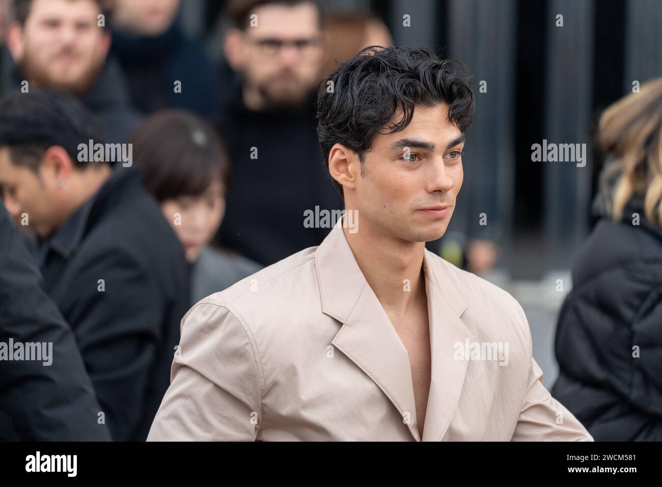 Jacob Rott in Prada - Mailand Fashion Week - Herrenmode Herbst/Winter 2024-2025 Stockfoto