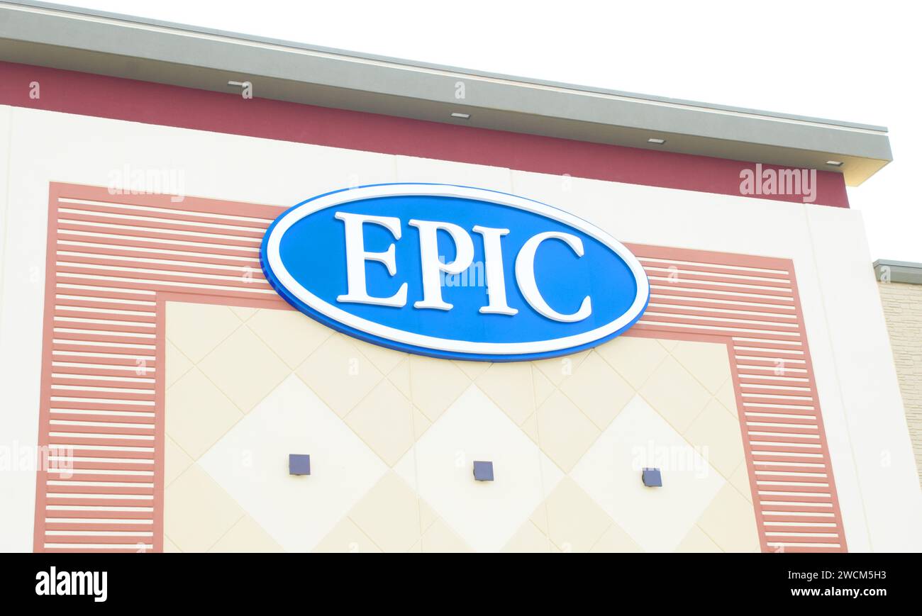 Ocala, Florida 1. Januar 2024 Epic Kino außen Schild, hellblaue ovale Form mit weißem Schriftzug Stockfoto