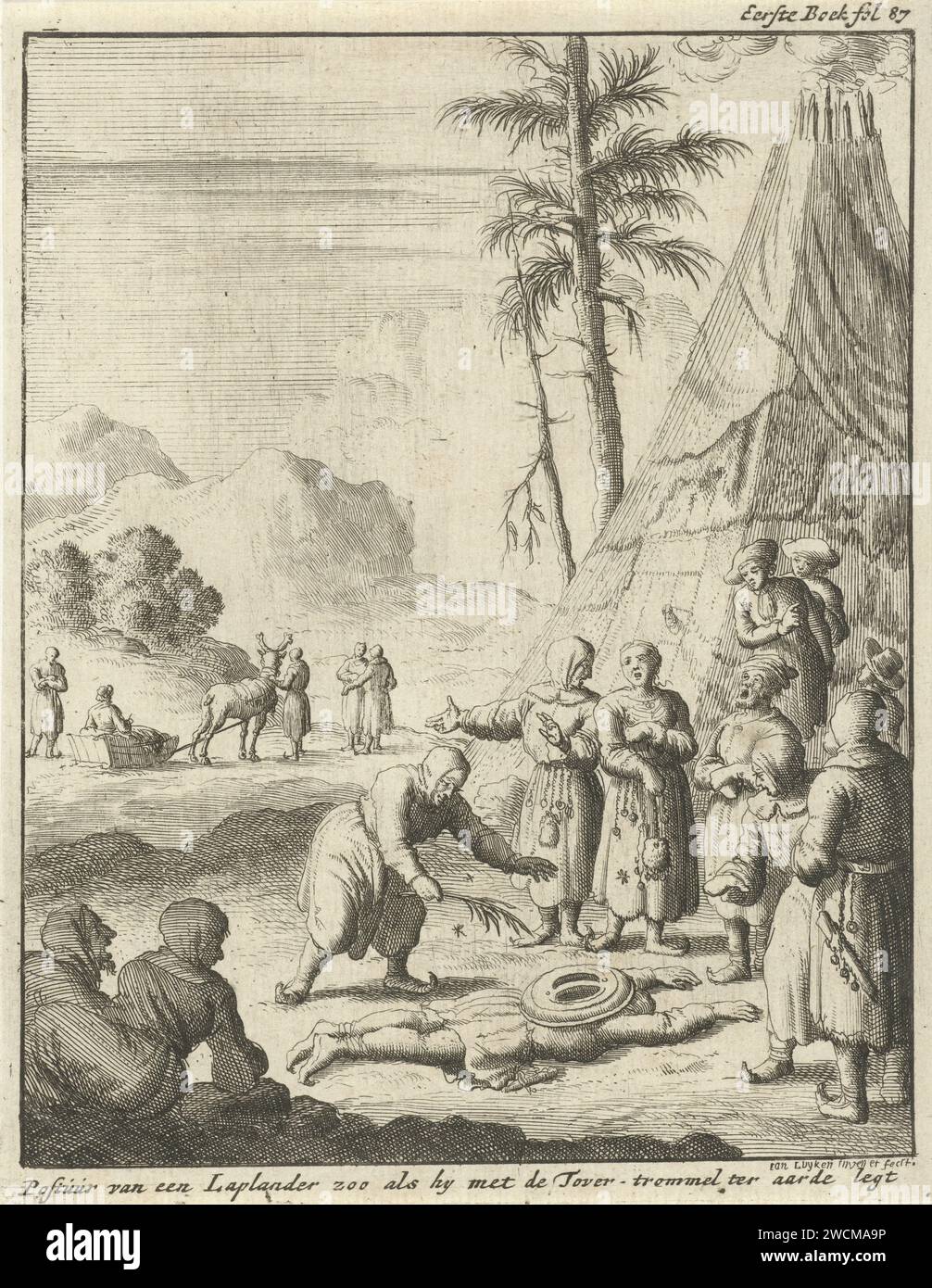 Ritual mit einer Sami-Noidi-Trommel in Sápmi (Lappland), Jan Luyken, 1682 Druck oben rechts markiert: Erstes Buch fol. 87. Amsterdamer Papierätzer Europäer: Sami. Magische Heilungen Sápmi Stockfoto