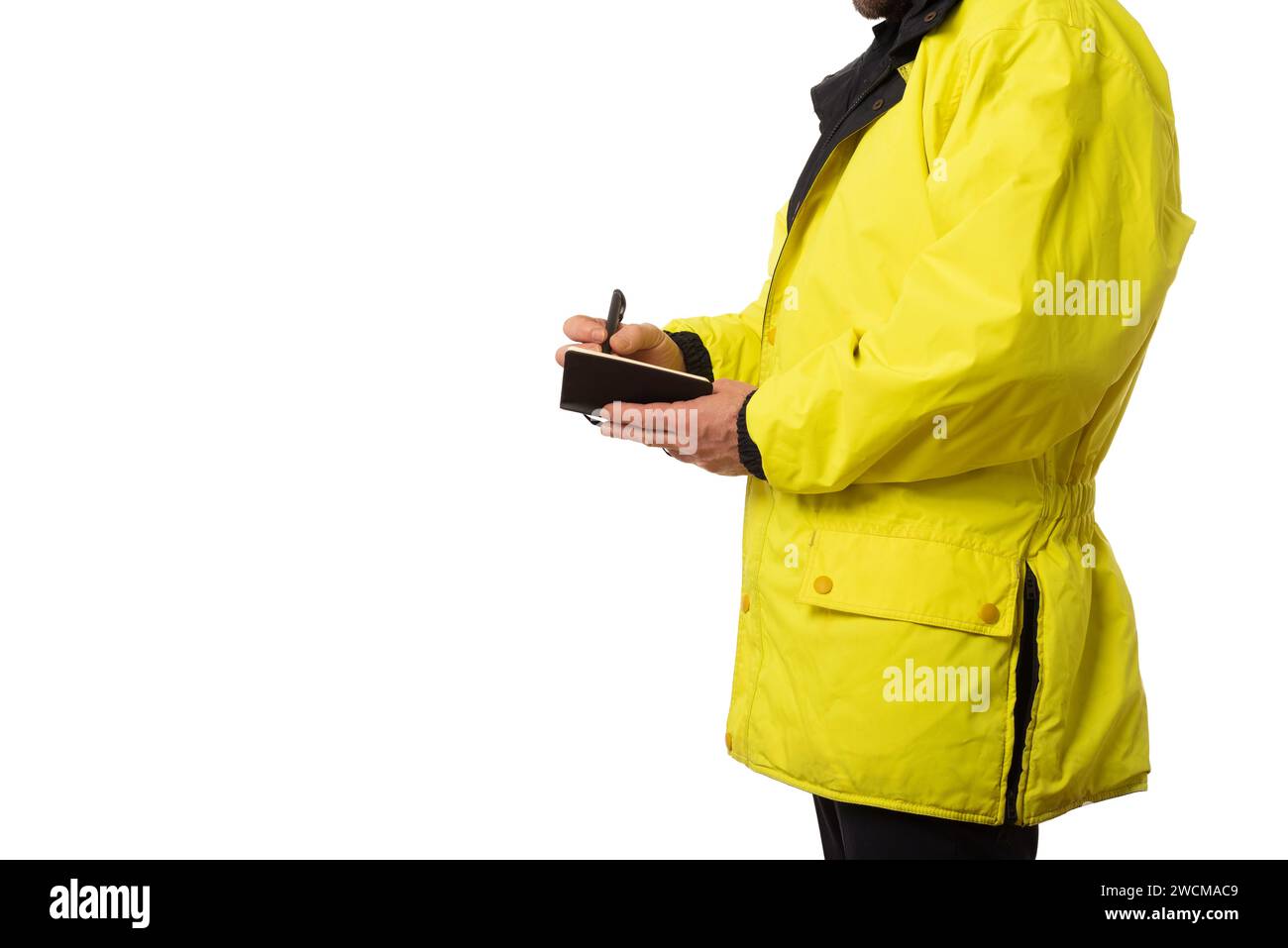 Polizist im gelben Grabenmantel, der ein Ticket schreibt. Sicherheitsbeamter auf weißem Hintergrund. Einhaltung von Vorschriften Stockfoto