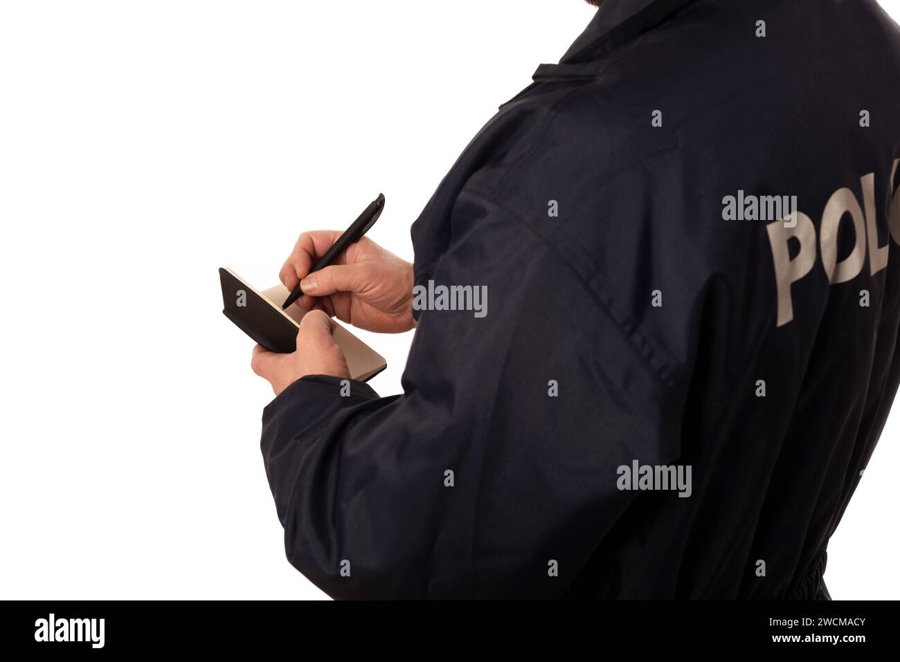 Polizist in Uniform, der eine Geldstrafe verhängt. Sicherheitsbeamter auf weißem Hintergrund. Der Sicherheitsbeamte sanktioniert eine Geldstrafe Stockfoto