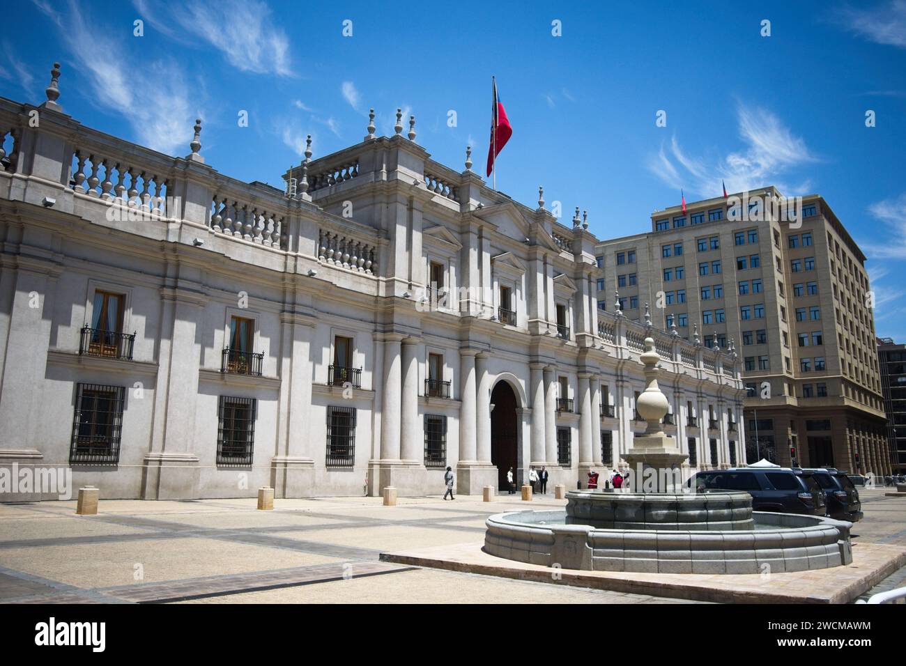Santiago, Chile, der Platz der Verfassung, vor La Moneda, Sitz des Präsidenten der Republik Chile. Stockfoto