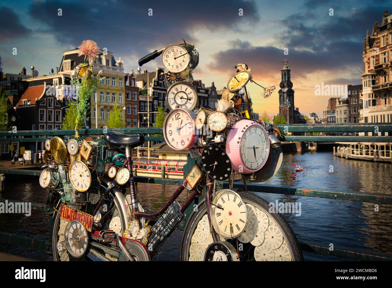 Ein Fahrrad mit Glocken und Wecker, Amsterdam, Niederlande Stockfoto