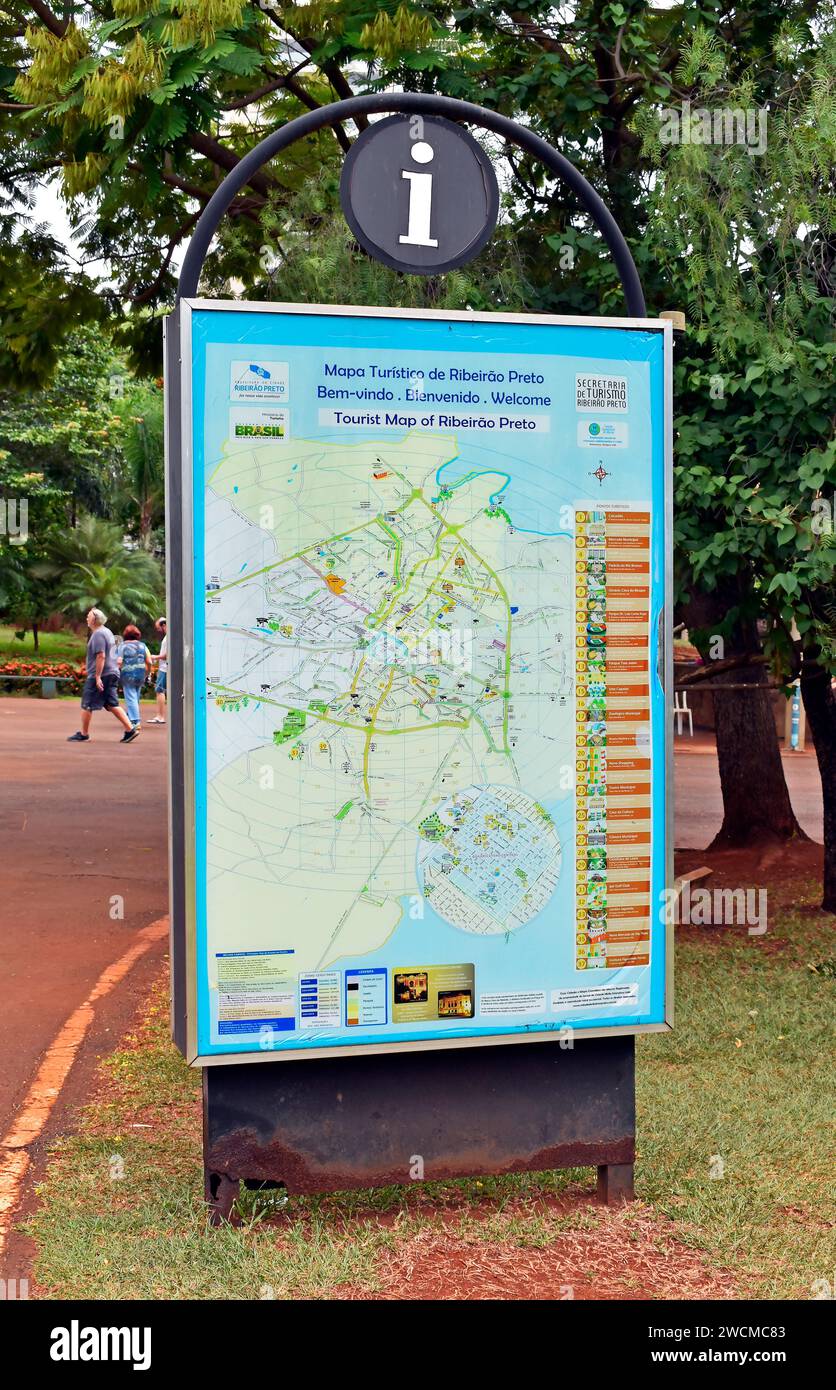 RIBEIRAO PRETO, SAO PAULO, BRASILIEN - 22. Dezember 2023: Touristenkarte im öffentlichen Park Stockfoto