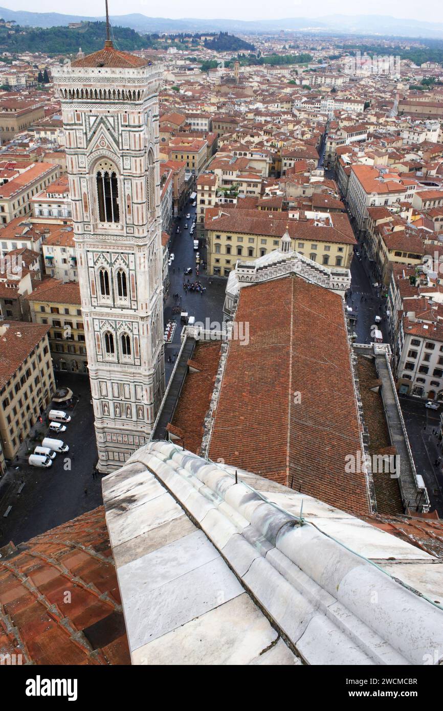 Details zum Campanile, dem Glockenturm des Florentiner Kuppels, vom hohen Aussichtspunkt aus Stockfoto