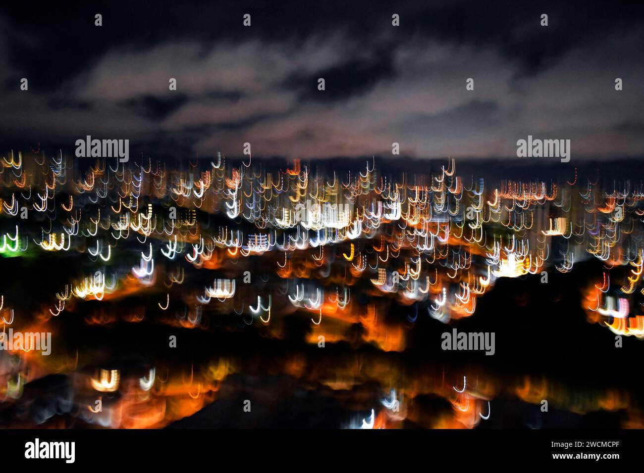 Unscharfe, bewegte bunte Lichter auf der Stadt Ribeirao Preto, Sao Paulo, Brasilien Stockfoto