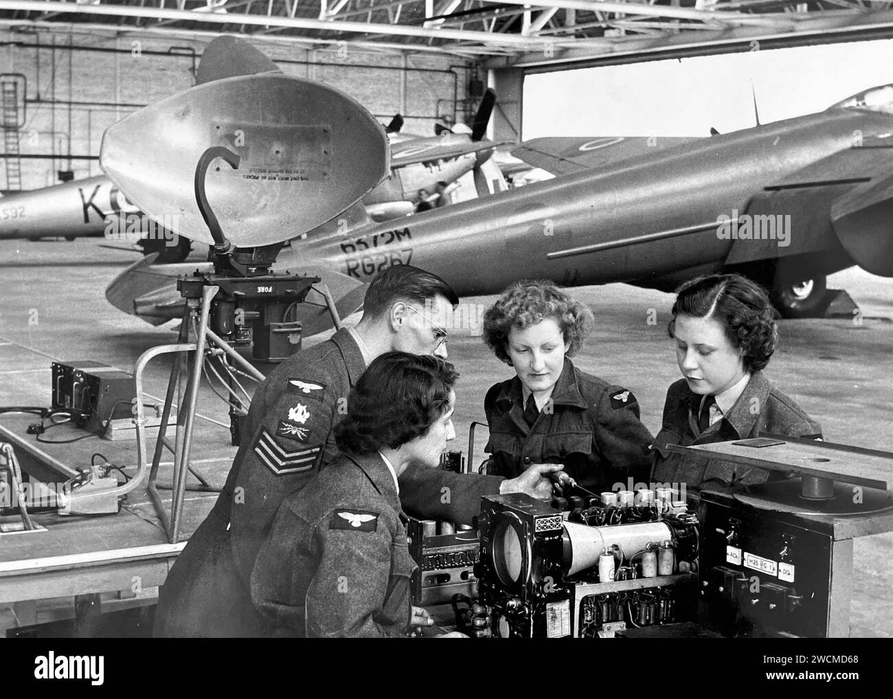 RAF BASSINGBOURN, Cambridgeshire um 1950. Auszubildende, die ein Radargerät HS2 Mk III studieren. Stockfoto