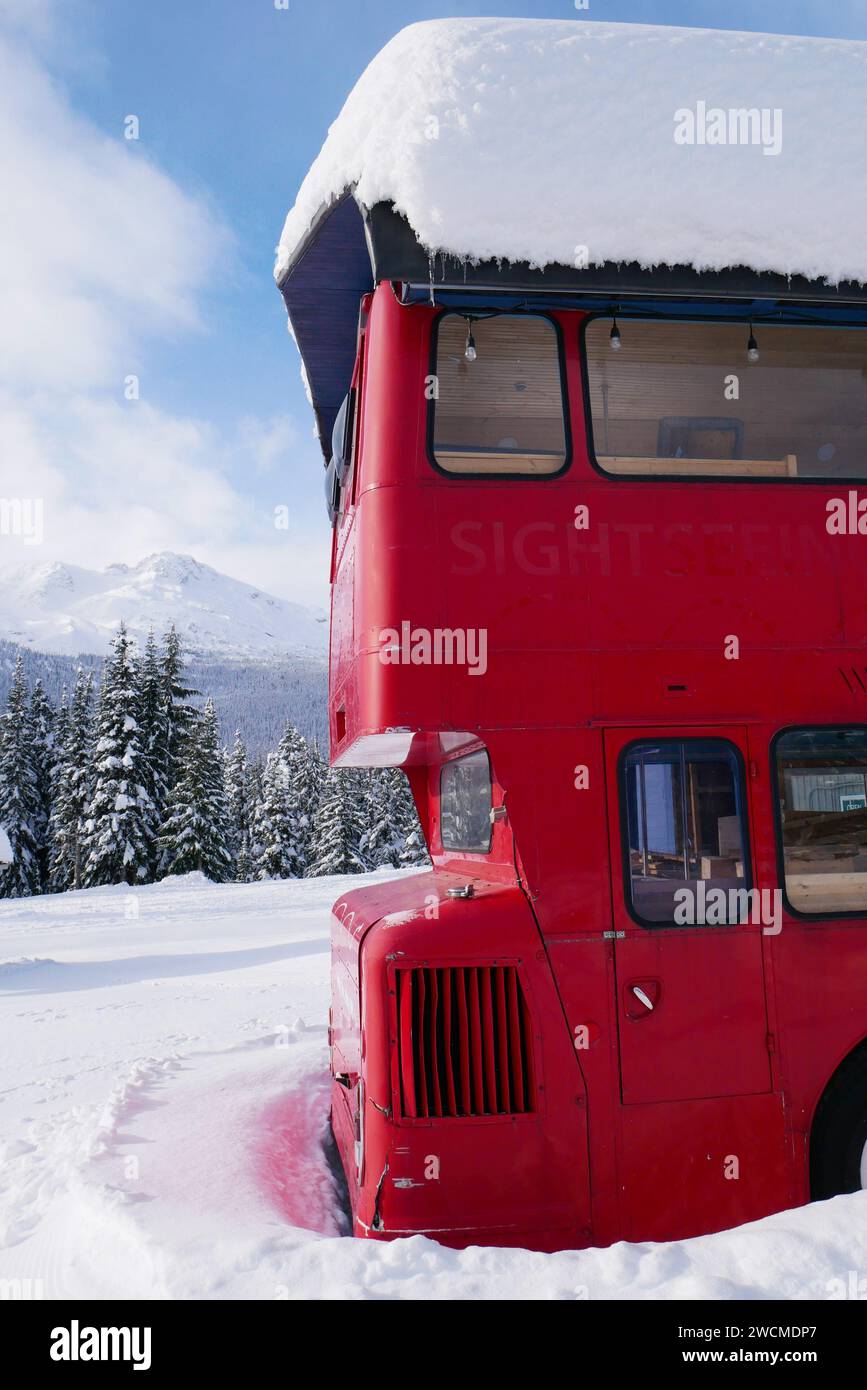 Routemaster Doppeldeckerbus mit Schnee im Hinterland, Callaghan Country Recreation Area, Whistler, BC, Kanada. Stockfoto