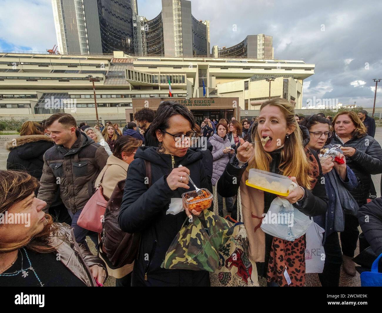 Protest der Verwaltungsangestellten des Gerichts von Neapel Protest der Verwaltungsangestellten des Gerichts von Neapel, die sich heute vor dem Gebäude versammelt haben, die Affäre dreht sich um die Neuorganisation der Mittagspause und das Fehlen einer Kantine, die Hunderte von Mitarbeitern gleichzeitig aufnehmen kann, da derzeit 942 Mitarbeiter am Hof von Neapel arbeiten. Sie wären gezwungen, ihre Mahlzeiten in 30 Minuten zwischen 13.00 und 15.00 Uhr jeden Arbeitstag ohne ausreichenden Platz zu essen. DJI 0699 Copyright: XAntonioxBalascox Stockfoto