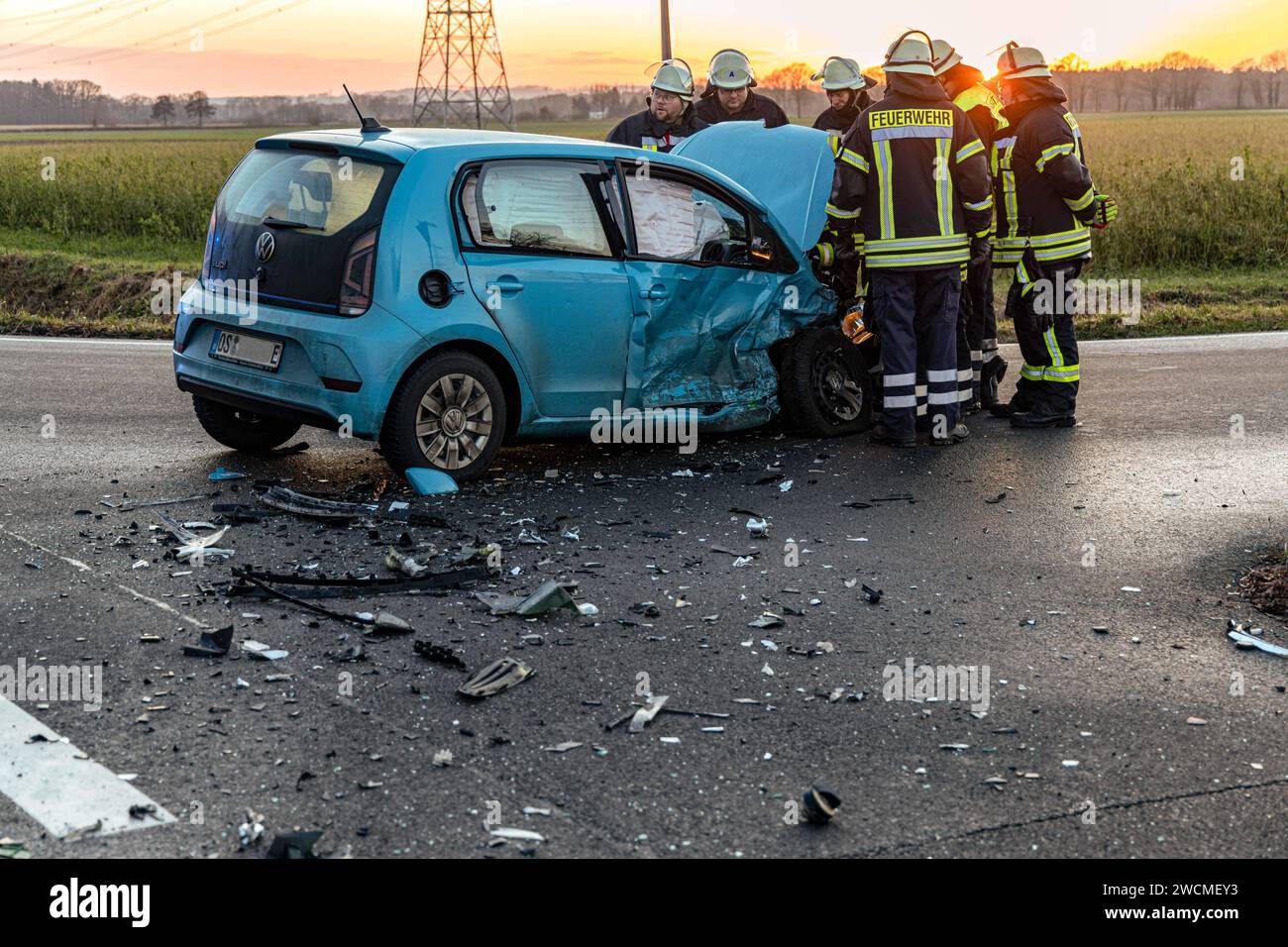 Bohtmte, Deutschland 16. Januar 2024: Polizeimeldung: 16.01.24, 16:20: VU schwer - - - B51 RF N 20 - B51 zw. Bohmte und Lemförde IH der Einmündung L80, zwei Pkw stoßen im Einmündungsbereich zusammen, drei verletzte Personen, Verletzungsgrad noch unklar, B51 halbseitig gesperrt, Landkreis Osnabrück B51 Niedersachsen *** Bohtmte, Deutschland 16. Januar 2024 Polizeibericht 16 01 24, 16 20 Unfall schwer B51 RF N 20 B51 zwischen Bohmte und Lemförde IH der Anschlussstelle L80 kollidieren zwei Autos im Anschlussbereich, drei Verletzte, Verletzungsgrad noch unklar, B51 einseitig geschlossen, Bezirk OS Stockfoto