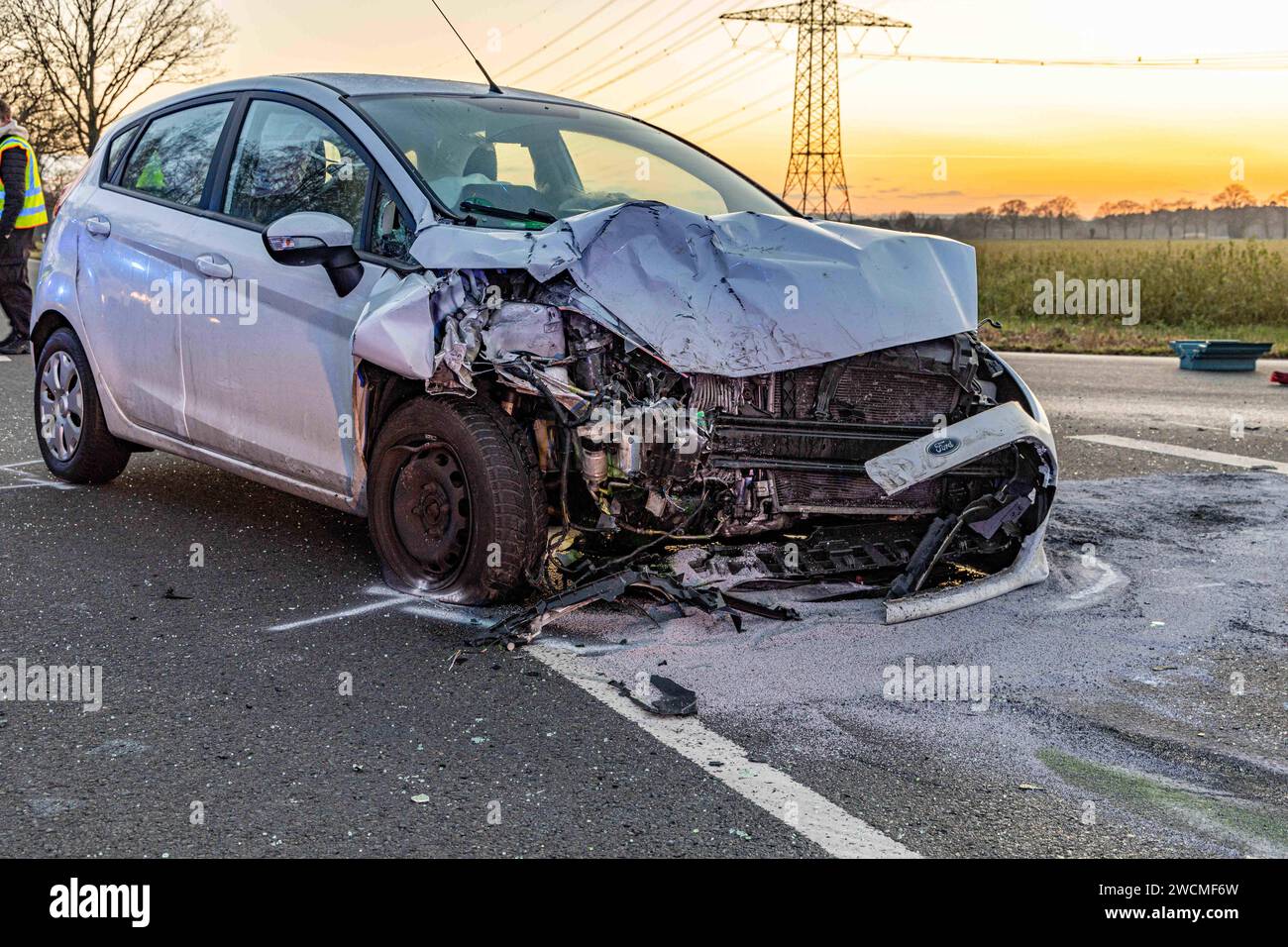 Bohtmte, Deutschland 16. Januar 2024: Polizeimeldung: 16.01.24, 16:20: VU schwer - - - B51 RF N 20 - B51 zw. Bohmte und Lemförde IH der Einmündung L80, zwei Pkw stoßen im Einmündungsbereich zusammen, drei verletzte Personen, Verletzungsgrad noch unklar, B51 halbseitig gesperrt, Landkreis Osnabrück B51 Niedersachsen *** Bohtmte, Deutschland 16. Januar 2024 Polizeibericht 16 01 24, 16 20 Unfall schwer B51 RF N 20 B51 zwischen Bohmte und Lemförde IH der Anschlussstelle L80 kollidieren zwei Autos im Anschlussbereich, drei Verletzte, Verletzungsgrad noch unklar, B51 einseitig geschlossen, Bezirk OS Stockfoto