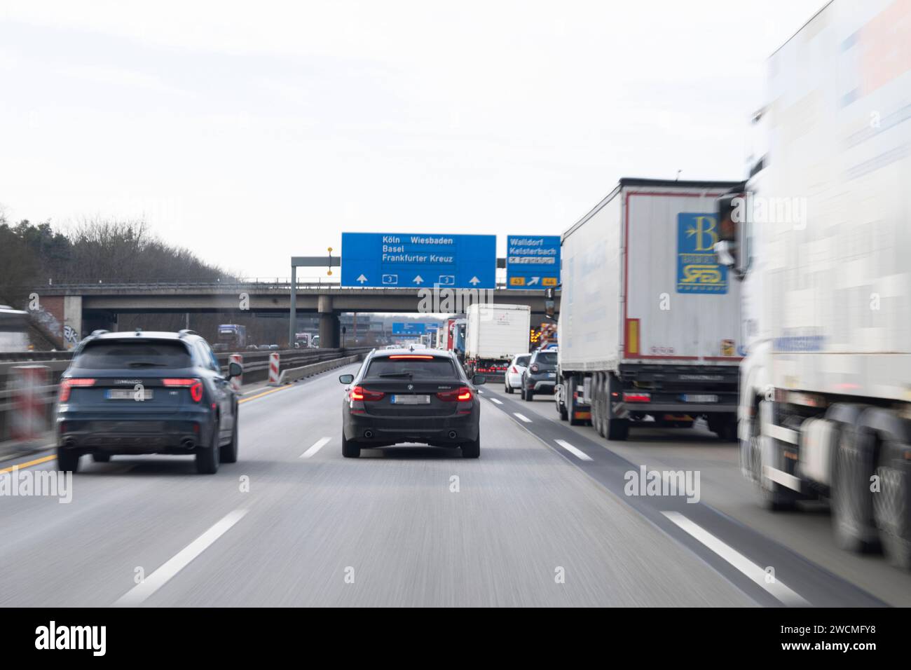 Autobahn 16.01.2024 Frankfurt PKW und LKW fahren auf der Autobahn A3 Richtung Frankfurter Kreuz. Wiesbaden Wiesbaden Hessen Deutschland *** Autobahn 16 01 2024 Frankfurt Pkw und LKW auf der A3 Richtung Frankfurter Kreuz Wiesbaden Hessen Deutschland Stockfoto