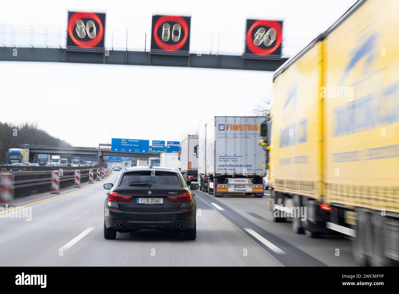 Autobahn 16.01.2024 Frankfurt PKW und LKW fahren auf der Autobahn A3 Richtung Frankfurter Kreuz. Wiesbaden Wiesbaden Hessen Deutschland *** Autobahn 16 01 2024 Frankfurt Pkw und LKW auf der A3 Richtung Frankfurter Kreuz Wiesbaden Hessen Deutschland Stockfoto