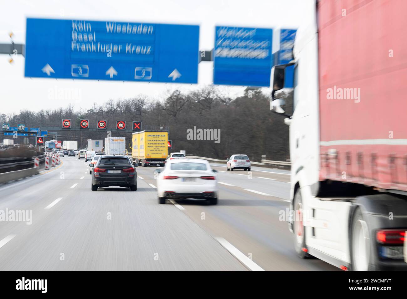 Autobahn 16.01.2024 Frankfurt PKW und LKW fahren auf der Autobahn A3 Richtung Frankfurter Kreuz. Wiesbaden Wiesbaden Hessen Deutschland *** Autobahn 16 01 2024 Frankfurt Pkw und LKW auf der A3 Richtung Frankfurter Kreuz Wiesbaden Hessen Deutschland Stockfoto